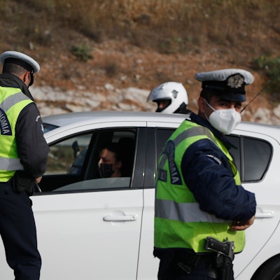 Griechische Polizisten überprüfen Fahrer auf gültige Dokumente an einer Straßensperre. (Symbolbild)