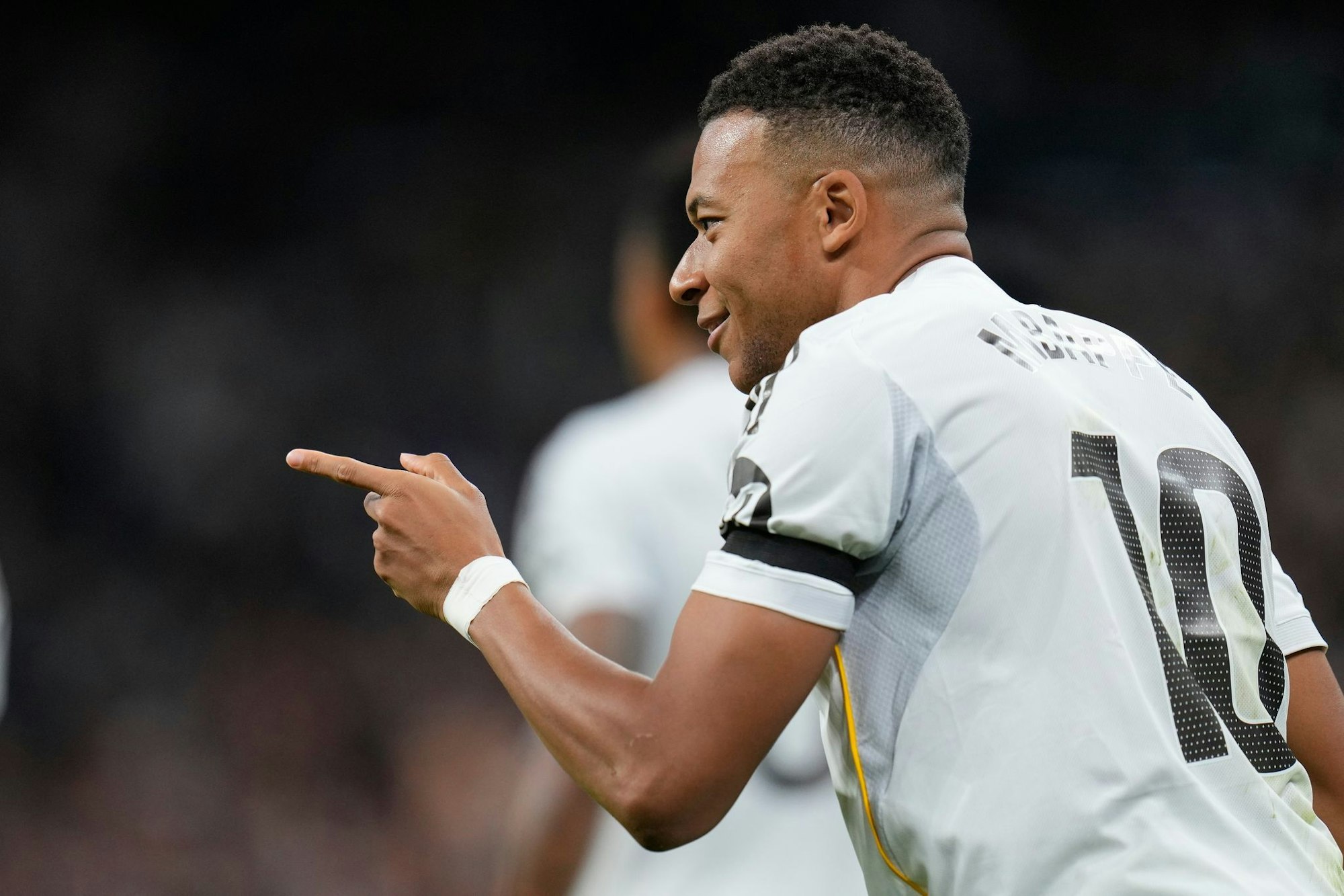 Kylian Mbappé (r) brachte Real Madrid mit seinen Toren auf Siegkurs gegen Valencia.