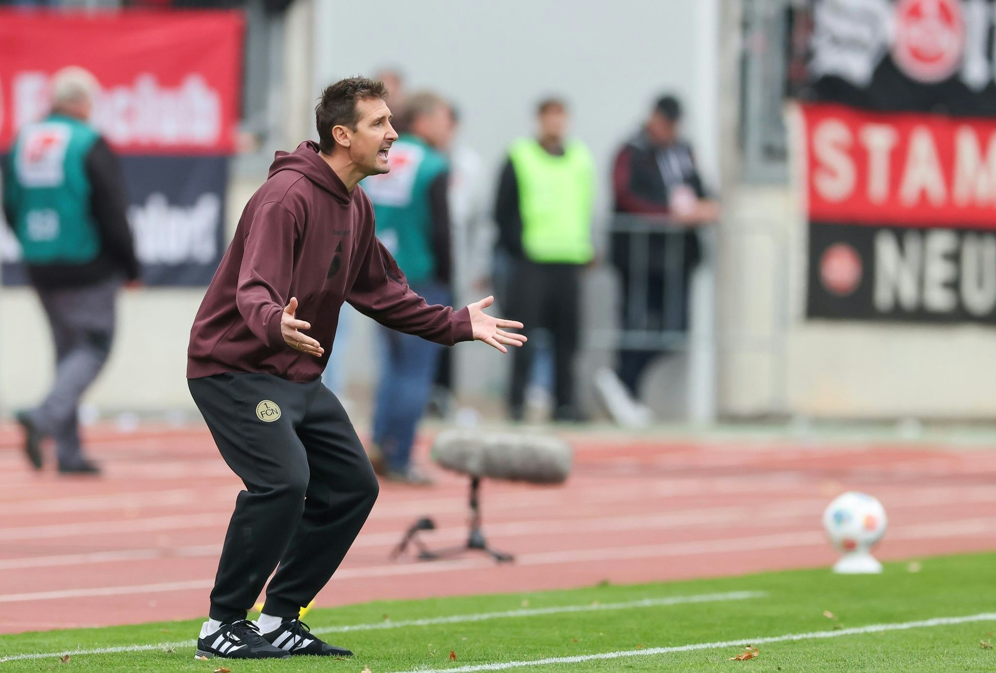 Miroslav Klose musste am Spielfeldrand bis zum Ende um den knappen Sieg bangen.