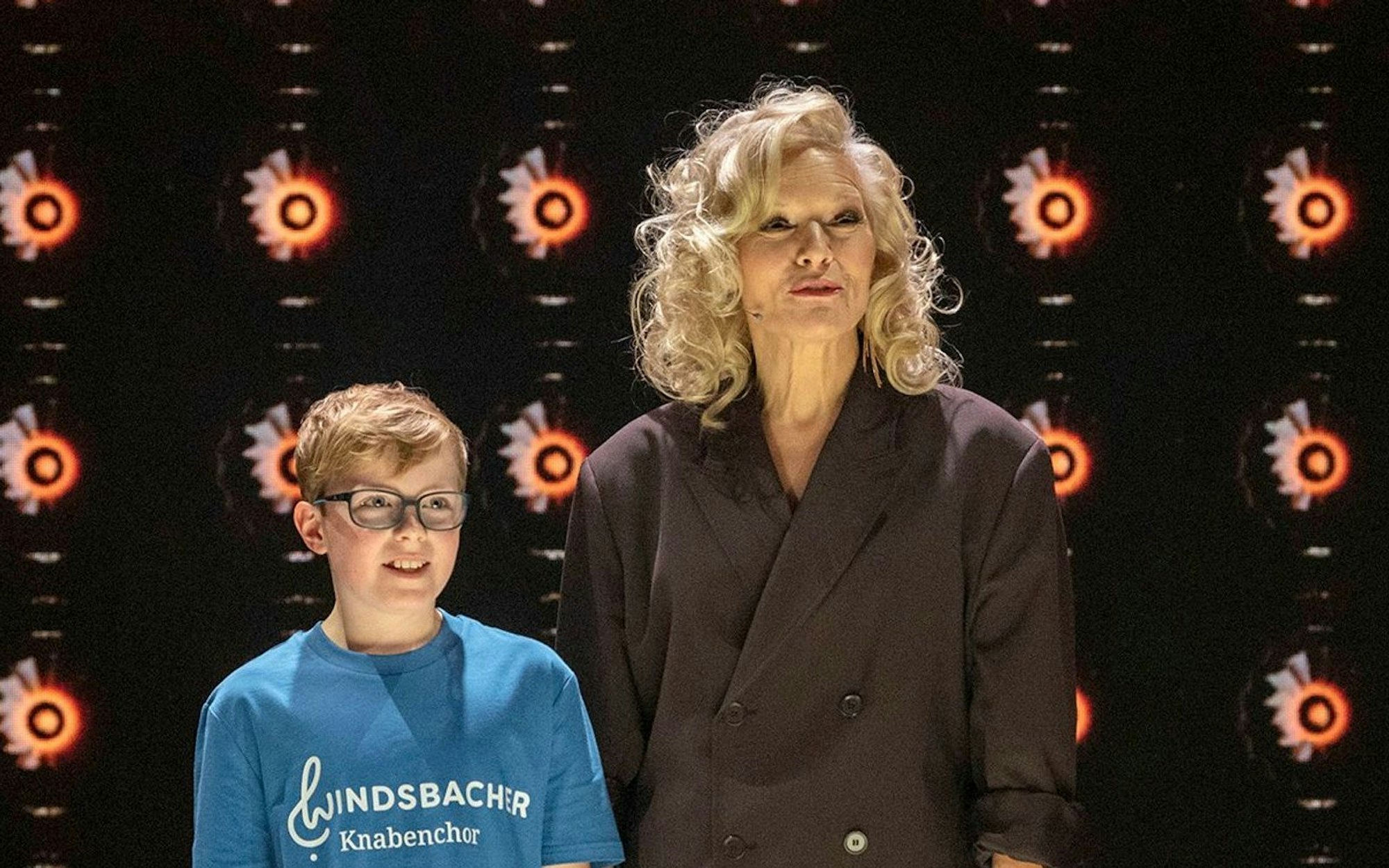 In der aktuellen Ausgabe von „Klein gegen Groß“ tritt Ina Müller gegen den zwölfjährigen Emil an. Sie war schon einmal in der Show zu Gast. (Bild: NDR / Thorsten Jander)
