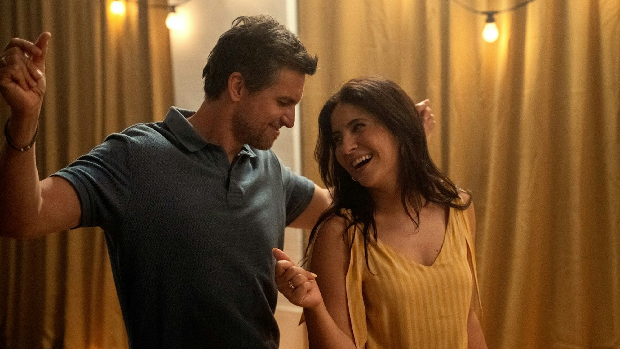 Die Ehe von Frank (Tom Beck) und Lisa (Chryssanthi Kavazi) läuft gut. Doch dann kommt die KI dazwischen ... (Bild: ZDF / Paul Tchurz)