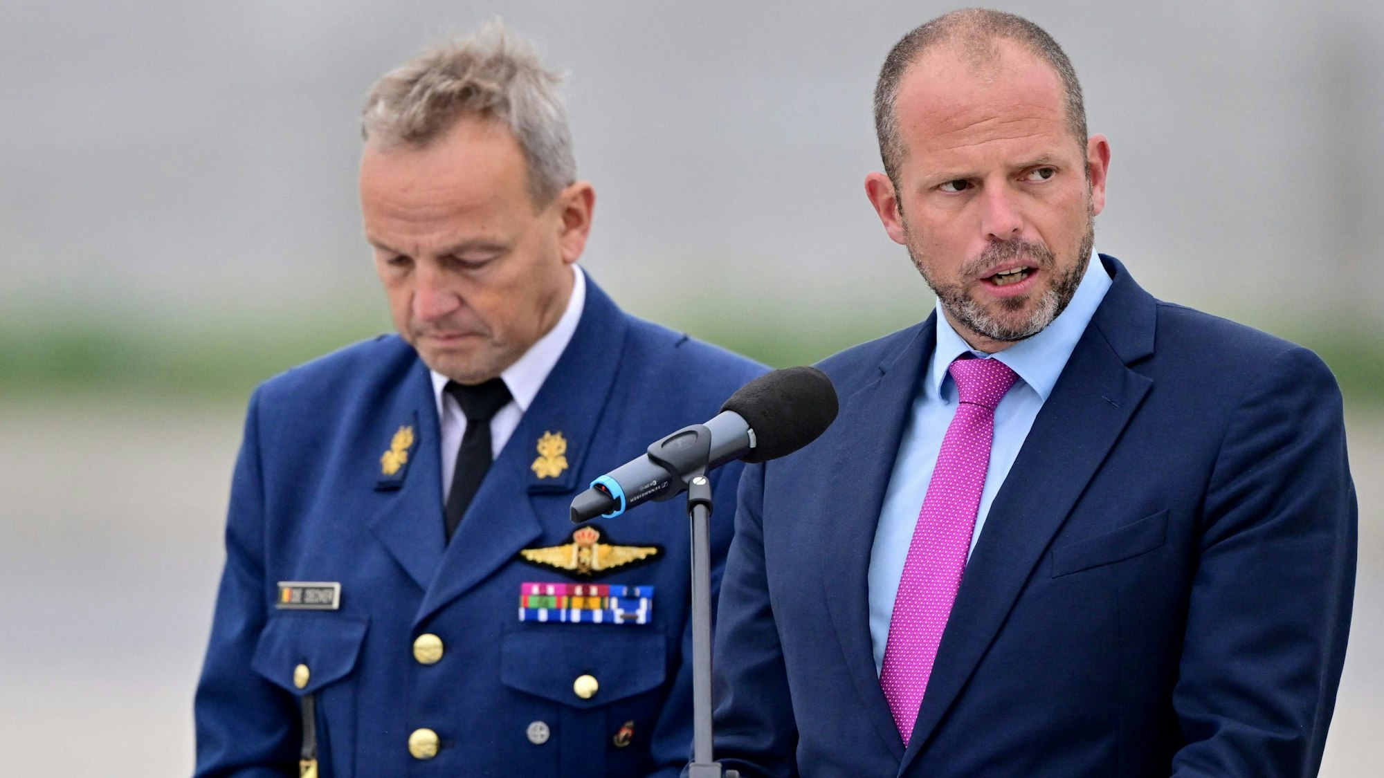Der belgische Verteidigungsminister Theo Francken (r.) hat den Zorn von Ex-Kremlchef Dmitri Medwedew auf sich gezogen. (Archivbild)