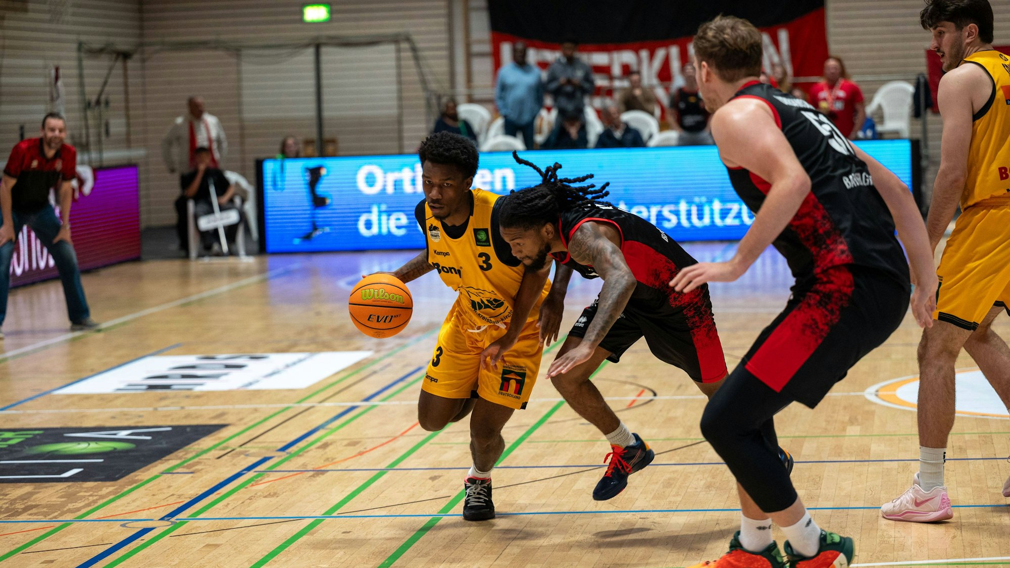 Charles Tyrone Harris Jr. Bozic Estriche Knights Kirchheim, 03, Kobe Langley Bayer Giants Leverkusen, 08, Soeren-Eyke Urbansky Bayer Giants Leverkusen, 51, Nicholas Gerard Spinoso Bozic Estriche Knights Kirchheim, 13, GER, Bozic Estriche Knights Kirchheim vs. Bayer Giants Leverkusen, BARMER 2. Basketball Bundesliga, 05. Spieltag, Saison 2025/2026, 26.10.2025 GER, Bozic Estriche Knights Kirchheim vs. Bayer Giants Leverkusen, BARMER 2. Basketball Bundesliga, 05. Spieltag, Saison 2025/2026, 26.10.2025 Kirchheim unter Teck *** Charles Tyrone Harris Jr Bozic Estriche Knights Kirchheim, 03 , Kobe Langley Bayer Giants Leverkusen, 08 , Soeren Eyke Urbansky Bayer Giants Leverkusen, 51 , Nicholas Gerard Spinoso Bozic Estriche Knights Kirchheim, 13 , GER, Bozic Estriche Knights Kirchheim vs Bayer Giants Leverkusen, BARMER 2 Basketball Bundesliga, 05 Matchday, Season 2025 2026, 26 10 2025 GER, Bozic Estriche Knights Kirchheim vs Bayer Giants Leverkusen, BARMER 2 Basketball Bundesliga, 05 Matchday, Season 2025 2026, 26 10 2025 Kirchheim unter Teck Copyright: xEibner-Pressefoto/SilasxKunzx EP_SKZ