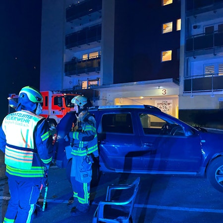 Feuerwehrleute stehen vor einem Haus an der Marienhöhe in Bergisch Gladbach.