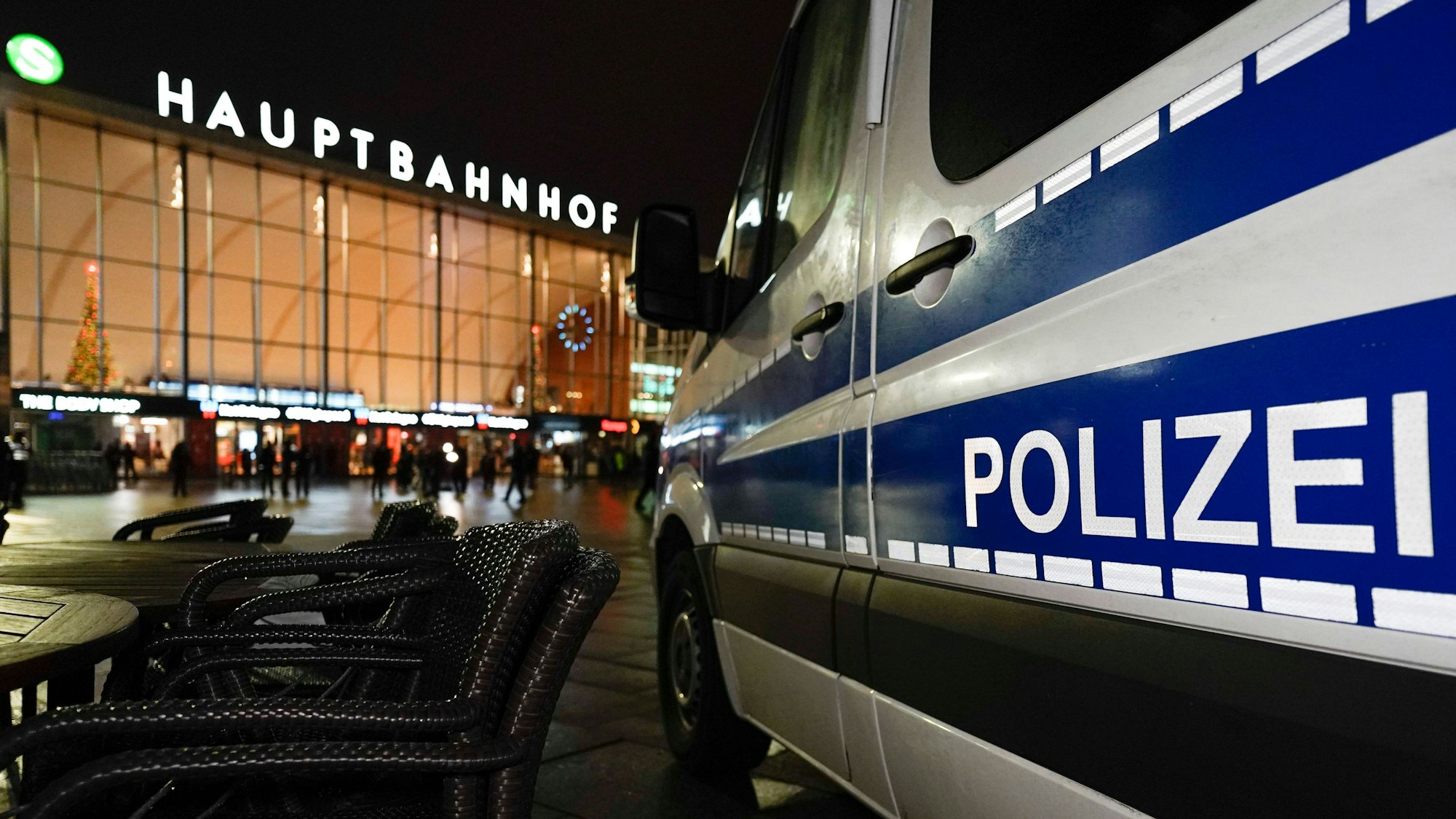 Ein Polizeiauto vor dem Kölner Hauptbahnhof.