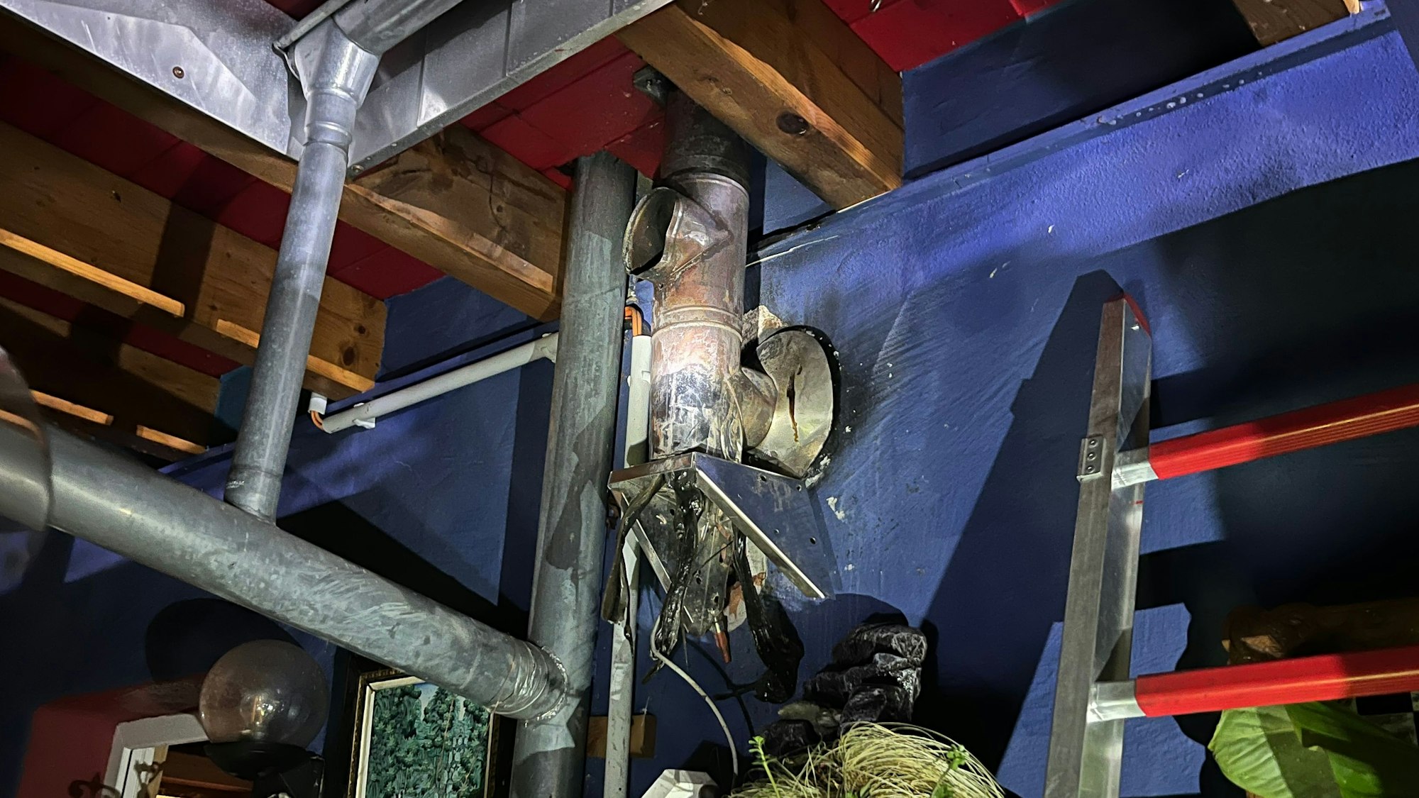 In Hennef-Adscheid war ein Elektro-Vertilerkasten in Flammen aufgegangen.