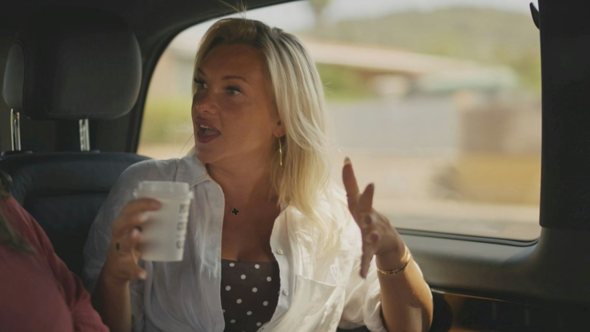 Mit ihren Freundinnen spricht Evelyn Burdecki auf dem Weg zu einer Hausbesichtigung über ihren unerfüllten Kinderwunsch. (Bild: Sky/ B 28)