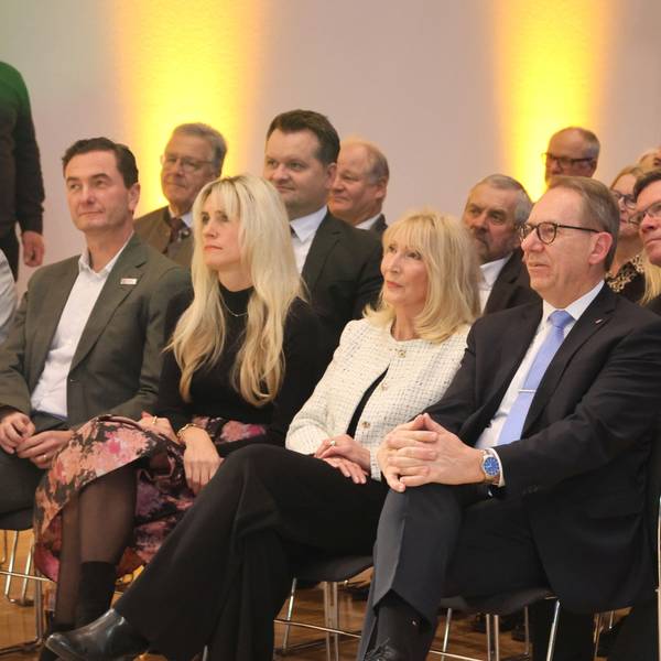 Jochen Hagt, neben ihm Frau und Tochter sowie Regierungspräsident Thomas Wilk, hört sich die Laudatio von Klaus Grootens an.