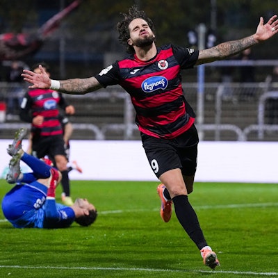 31.10.2025, xydrx, Fußball, 3.Liga, FC Viktoria Köln - FC Ingolstadt 04, Saison 2025 2026, Sportpark Höhenberg: Torjubel nach dem Tor zum 2:1 für den FC Viktoria Köln durch Torschütze Lex-Tyger Lobinger FC Viktoria Köln 9 DFB regulations prohibit any use of photographs as image sequences and or quasi-video. Nordrhein-Westfahlen Deutschland *** 31 10 2025, xydrx, Football, 3 Liga, FC Viktoria Köln FC Ingolstadt 04, Saison 2025 2026, Sportpark Höhenberg Torjubel nach dem Tor zum 2 1 für den FC Viktoria Köln durch Torschütze Lex Tyger Lobinger FC Viktoria Köln 9 DFB regulations prohibit any use of photographs as image sequences and or quasi video Nordrhein Westfahlen Germany