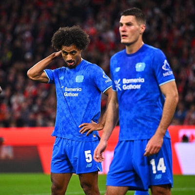 01.11.2025, Bayern, München: Fußball, Bundesliga, FC Bayern München - Bayer Leverkusen, Spieltag 9, Allianz Arena, Edmond Tapsoba (Bayer Leverkusen) (l-r), Loïc Badé (Bayer Leverkusen) und Patrik Schick (Bayer Leverkusen) reagieren enttäuscht. WICHTIGER HINWEIS: Gemäß den Vorgaben der DFL Deutsche Fußball Liga bzw. des DFB Deutscher Fußball-Bund ist es untersagt, in dem Stadion und/oder vom Spiel angefertigte Fotoaufnahmen in Form von Sequenzbildern und/oder videoähnlichen Fotostrecken zu verwerten bzw. verwerten zu lassen. Foto: Tom Weller/dpa +++ dpa-Bildfunk +++