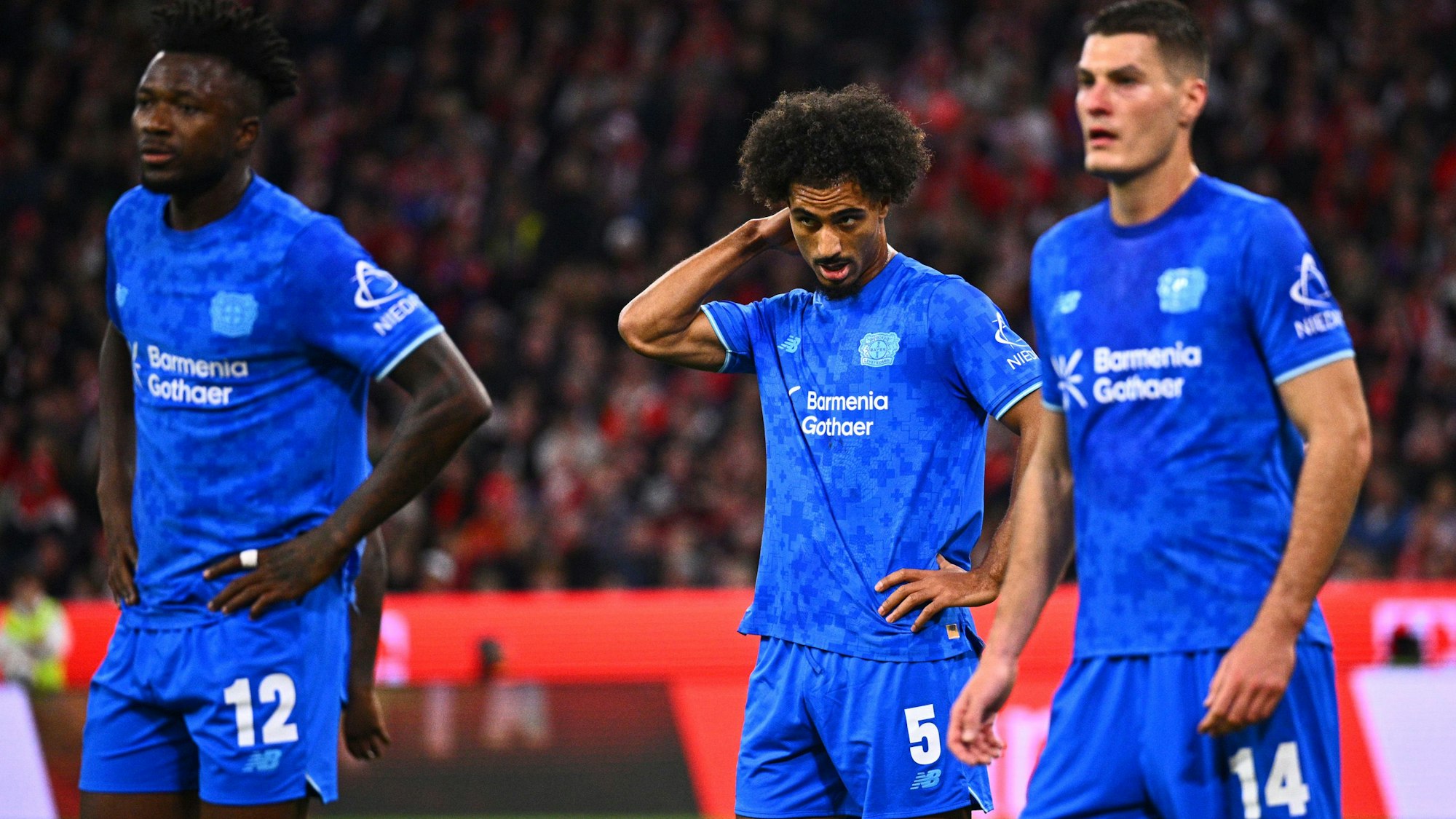01.11.2025, Bayern, München: Fußball, Bundesliga, FC Bayern München - Bayer Leverkusen, Spieltag 9, Allianz Arena, Edmond Tapsoba (Bayer Leverkusen) (l-r), Loïc Badé (Bayer Leverkusen) und Patrik Schick (Bayer Leverkusen) reagieren enttäuscht. WICHTIGER HINWEIS: Gemäß den Vorgaben der DFL Deutsche Fußball Liga bzw. des DFB Deutscher Fußball-Bund ist es untersagt, in dem Stadion und/oder vom Spiel angefertigte Fotoaufnahmen in Form von Sequenzbildern und/oder videoähnlichen Fotostrecken zu verwerten bzw. verwerten zu lassen. Foto: Tom Weller/dpa +++ dpa-Bildfunk +++