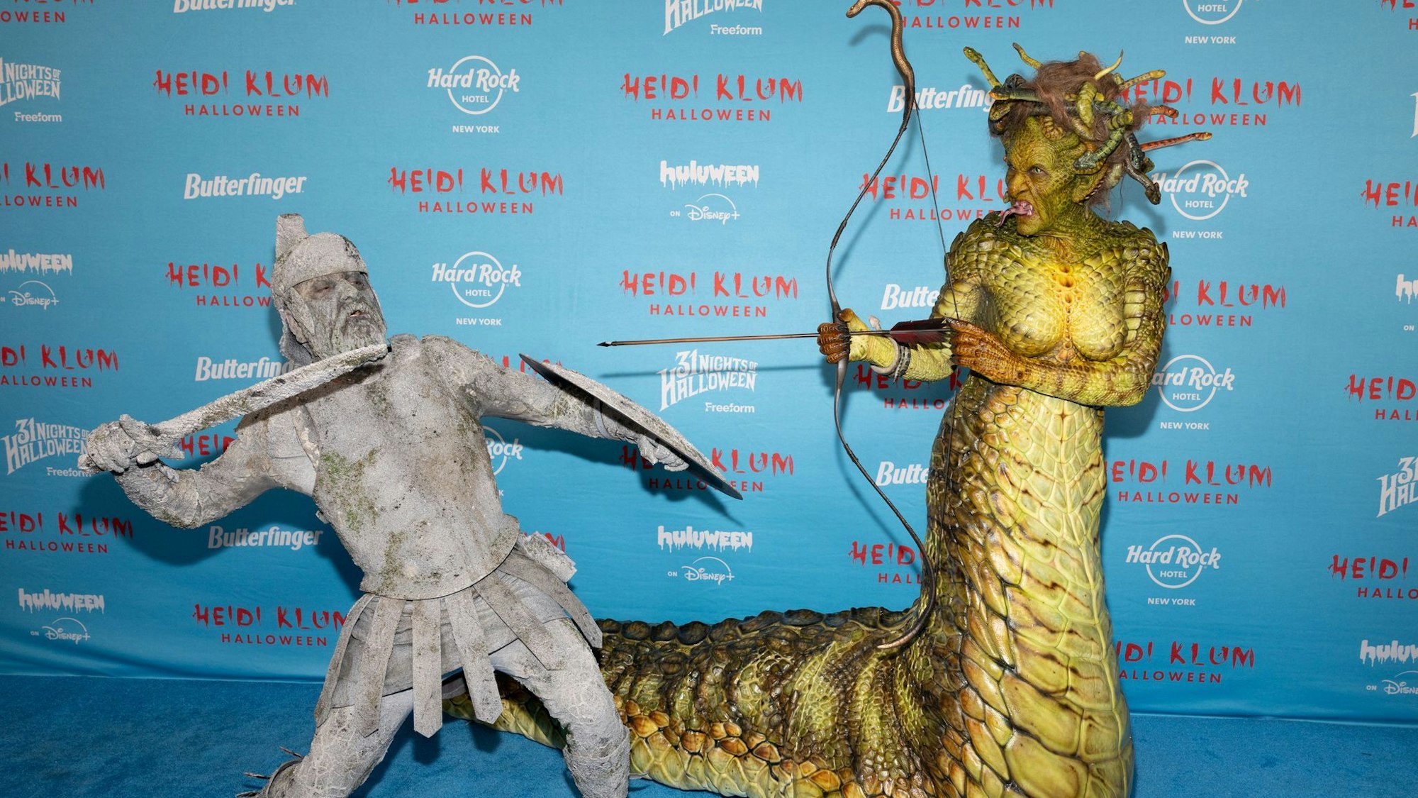 Klum erscheint als Medusa, ihr Mann als versteinerter griechischer Soldat.