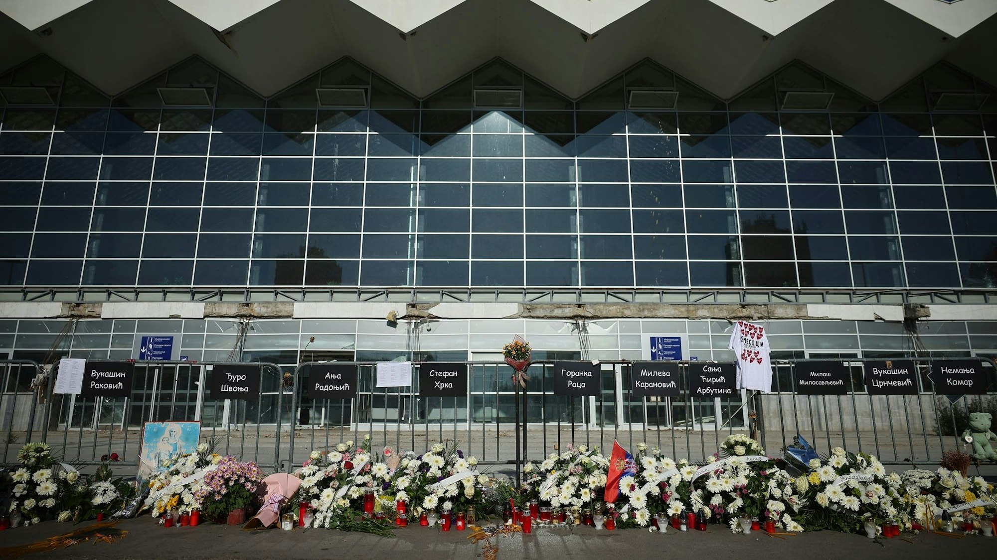 Vor dem Bahnhof, wo sich die Tragödie ereignete, legten Bürger und Studierende Kränze und Blumen für die 16 Opfer nieder.