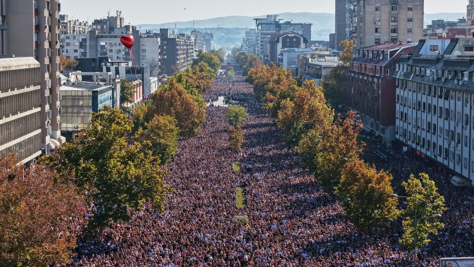 Zehntausende gedachten der 16 Opfer des Einsturzes des Bahnhofsvordachs in Novi Sad vor genau einem Jahr.