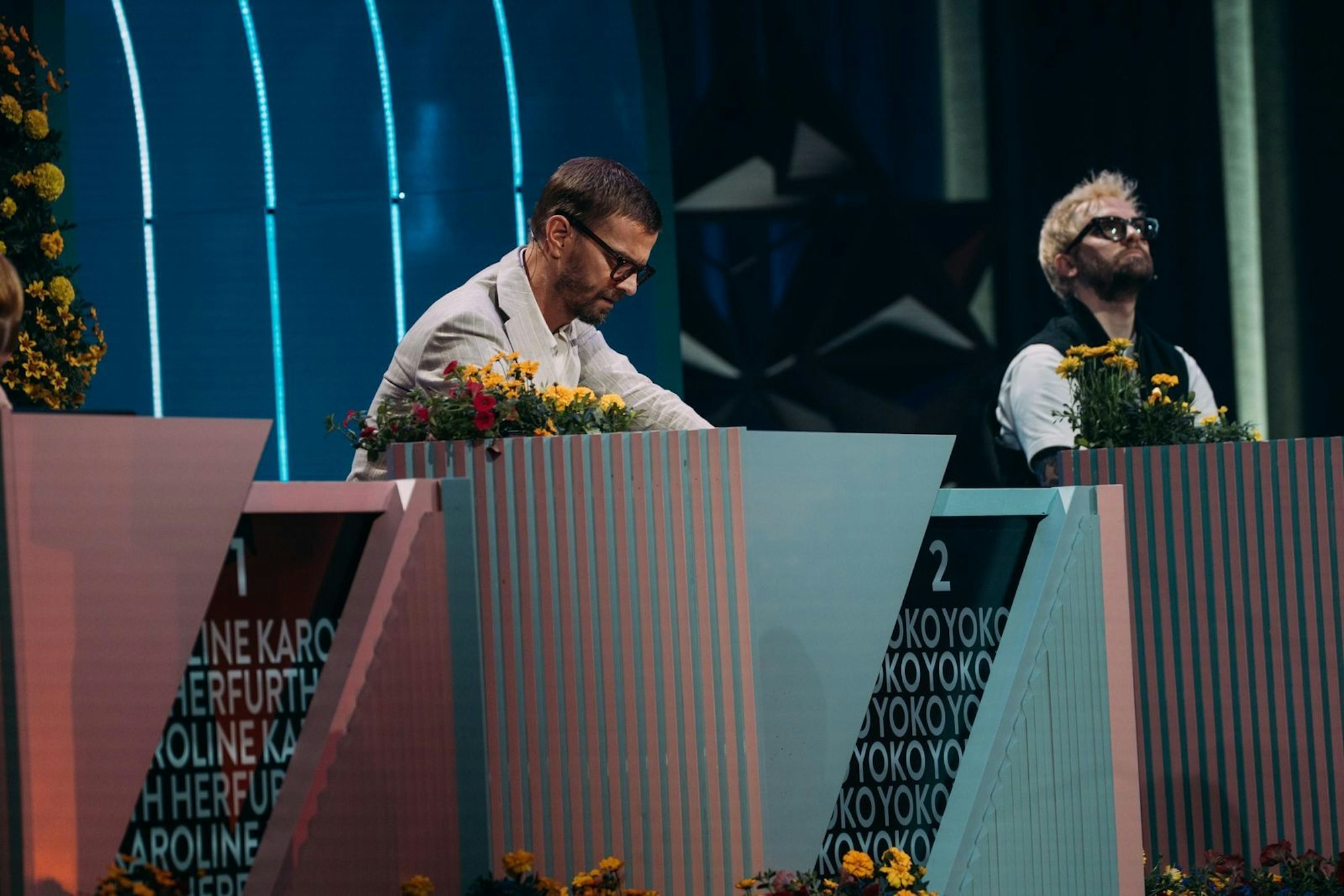 Wildcard-Kandidat Dennis (rechts) aus Köln fiebert mit. Doch am Ende zieht Joko Winterscheidt ins Finale ein. (Bild: Joyn / Julian Mathieu)