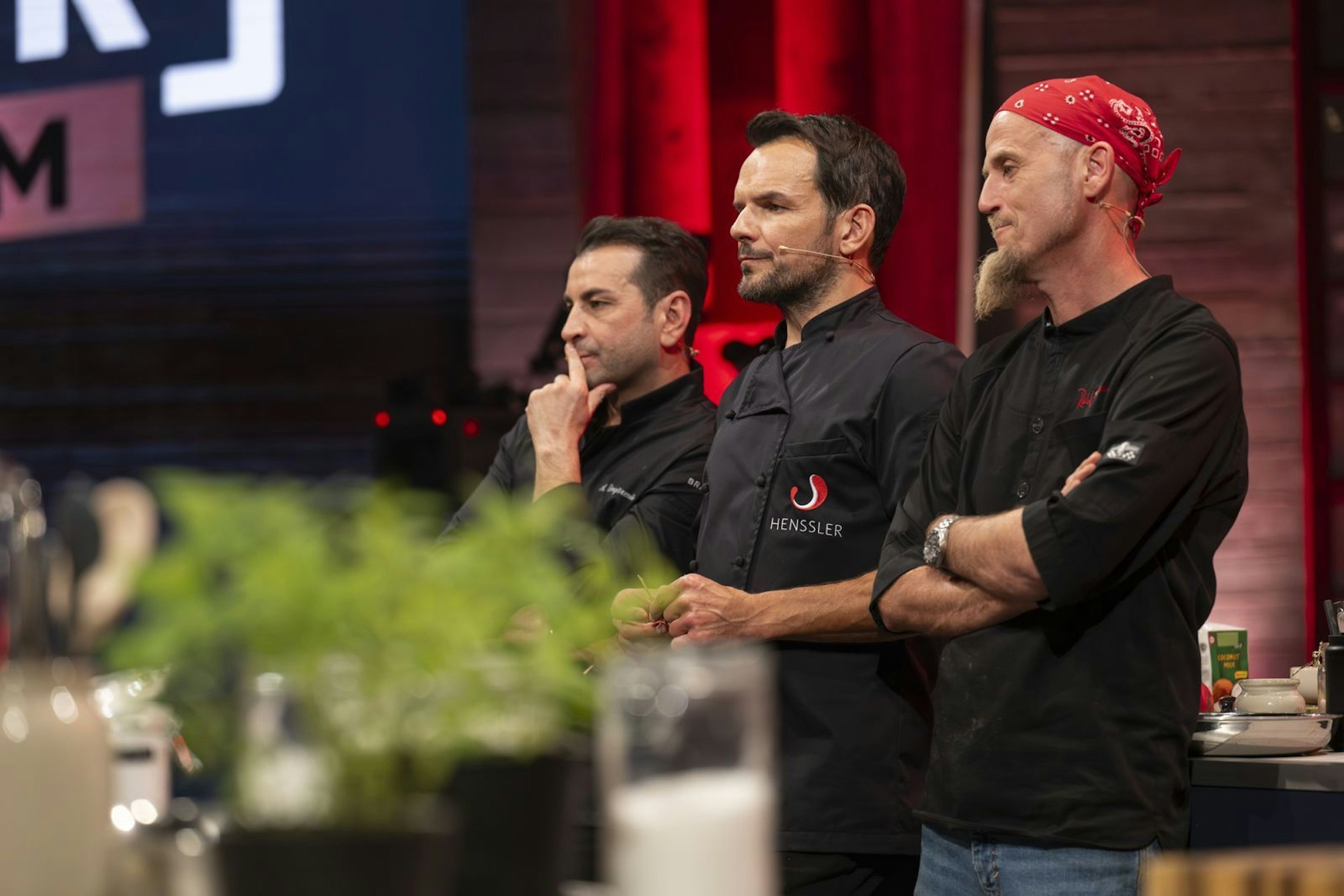 Weil ihm ein Jury-Urteil nicht passte, wurde Ali Güngörmüş (links) giftig: „Wir sind auch gelernte Köche, wir sind keine Deppen.“ (Bild: RTL/Markus Hertrich)