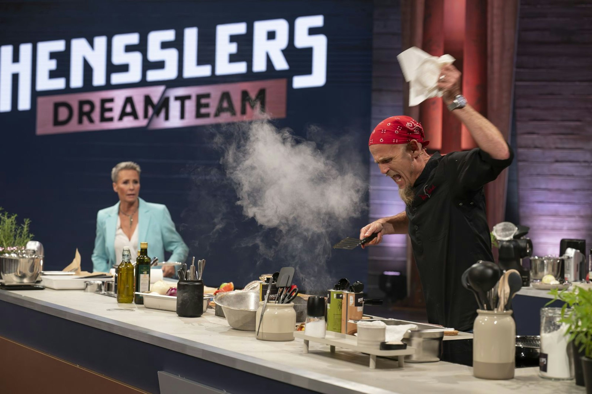 Im zweiten Kochgang (Kalbsroulade, karibische Art) holte Ralf Zacherl gegen Alina Meissner-Bebrout einen knappen Sieg für „Hensslers Dreamteam“. (Bild: RTL/Markus Hertrich)