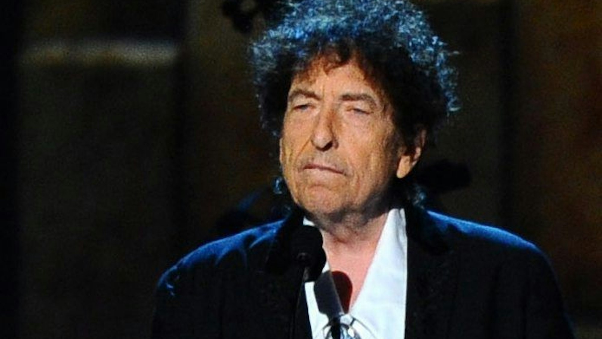 ARCHIV - 05.10.2016, USA, Los Angeles: Der Musiker Bob Dylan spricht bei der Auszeichnung «Person des Jahres» der Stiftung MusiCares. Der US-Sänger und Literaturnobelpreisträger baut eine frühere Kirche in Nashville zu einem Kulturzentrum um. (zu dpa: «Chalamet als Bob Dylan zu Weihnachten in US-Kinos») Foto: Vince Bucci/AP/dpa +++ dpa-Bildfunk +++