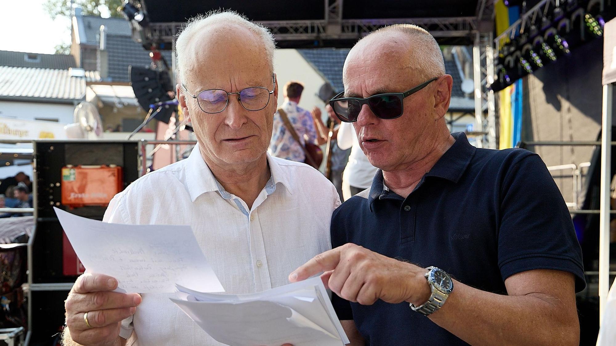 Kämmerer Ralf Claßen (r.) trifft die letzten Absprachen mit Bürgermeister Hans-Peter Schick.