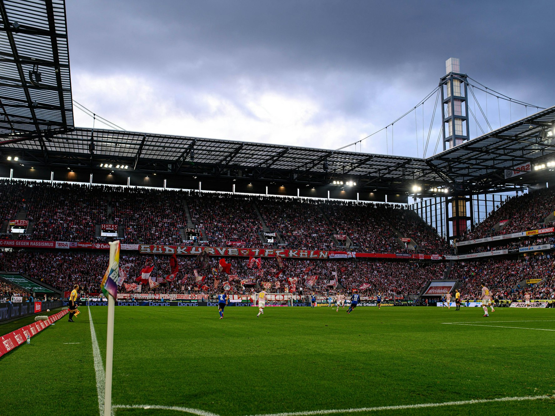 Blick ins Rhein-Energie-Stadion beim Spiel des 1. FC Köln gegen den HSV.