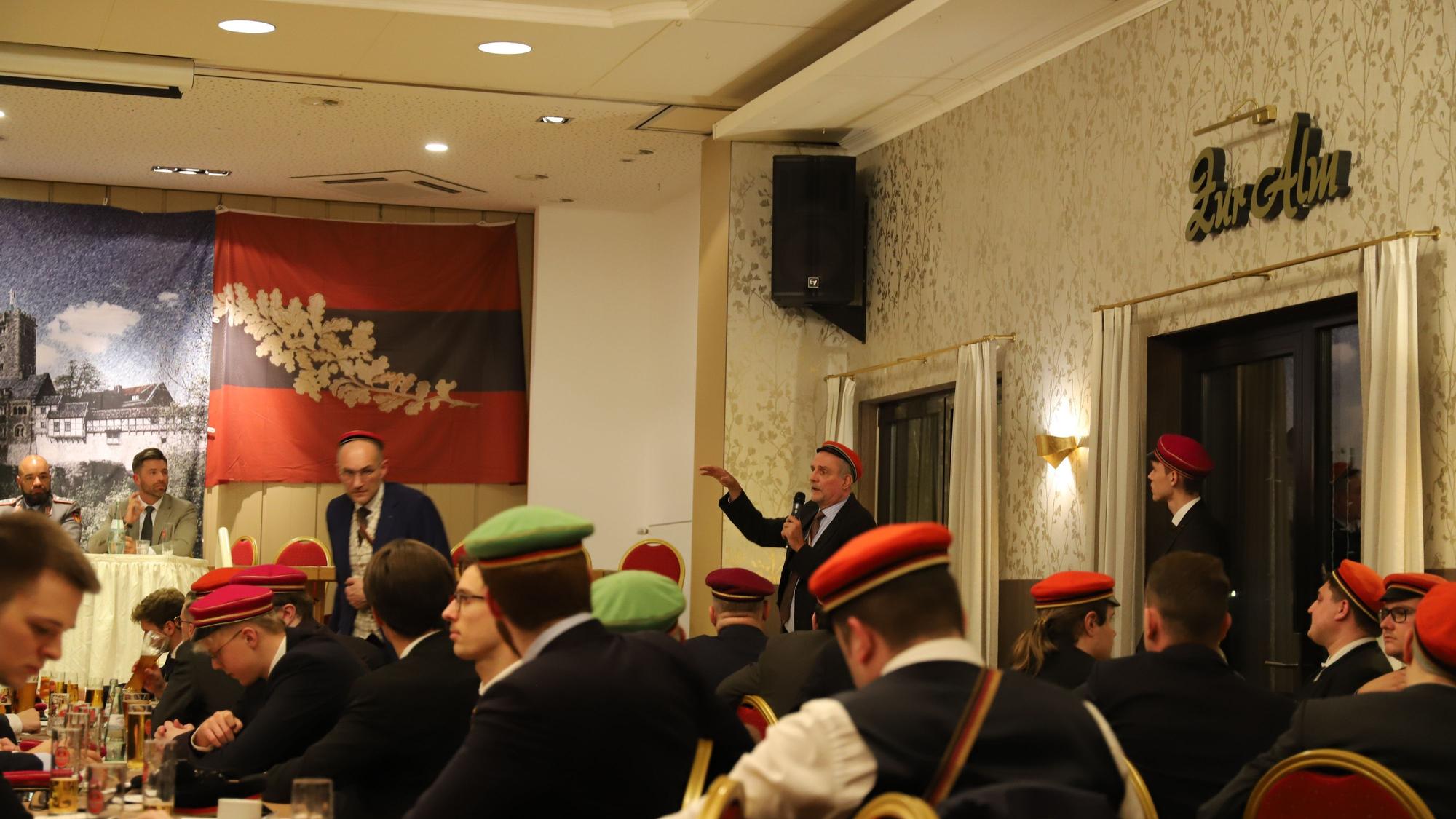 Die Burschenschafter aus dem Saal engagierten sich mit Wortbeiträgen bei der Podiumsdiskussion.