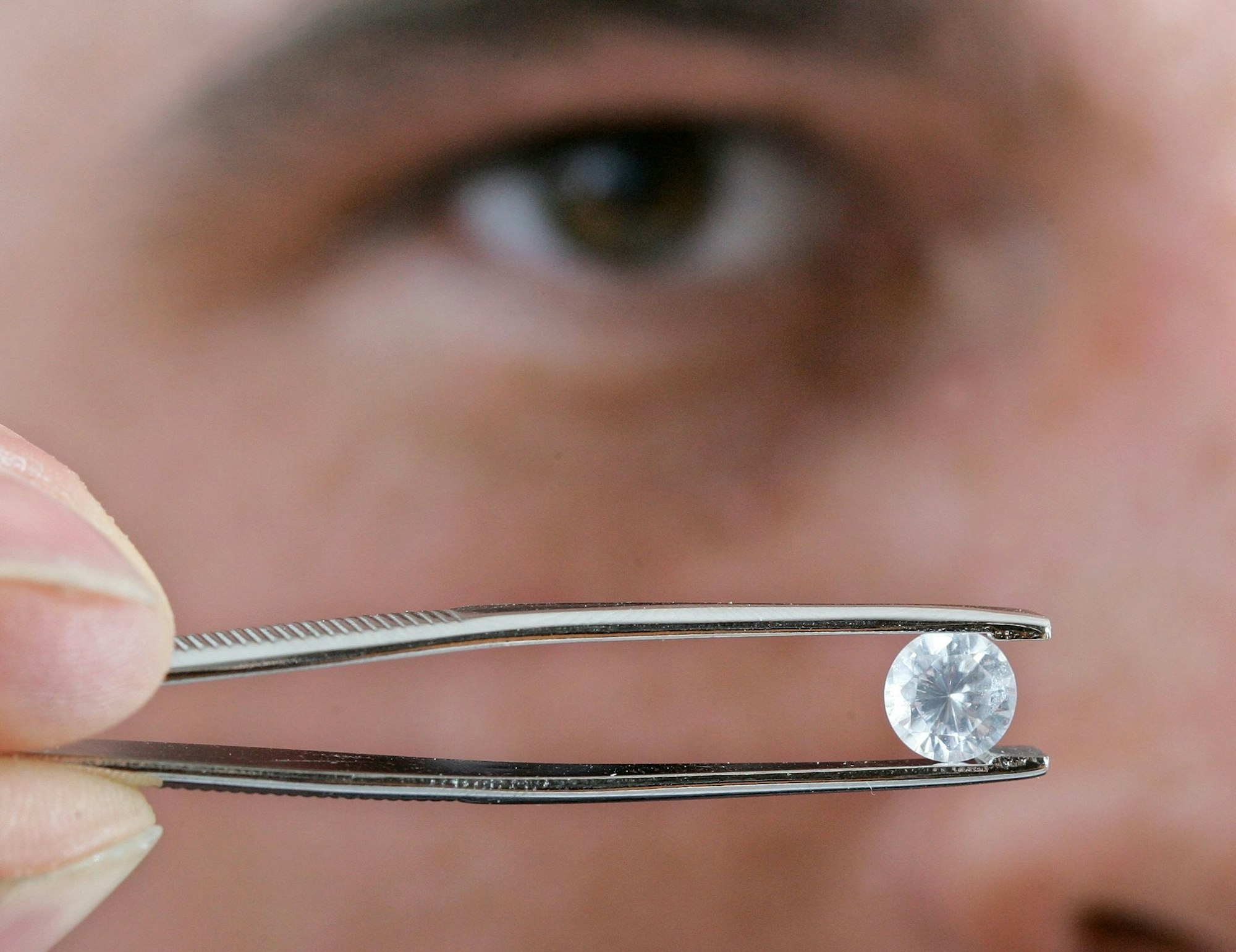 In zwei Bundesländern ist es erlaubt, einen Teil der Totenasche zu einem Diamanten zu verarbeiten. (Archivbild)