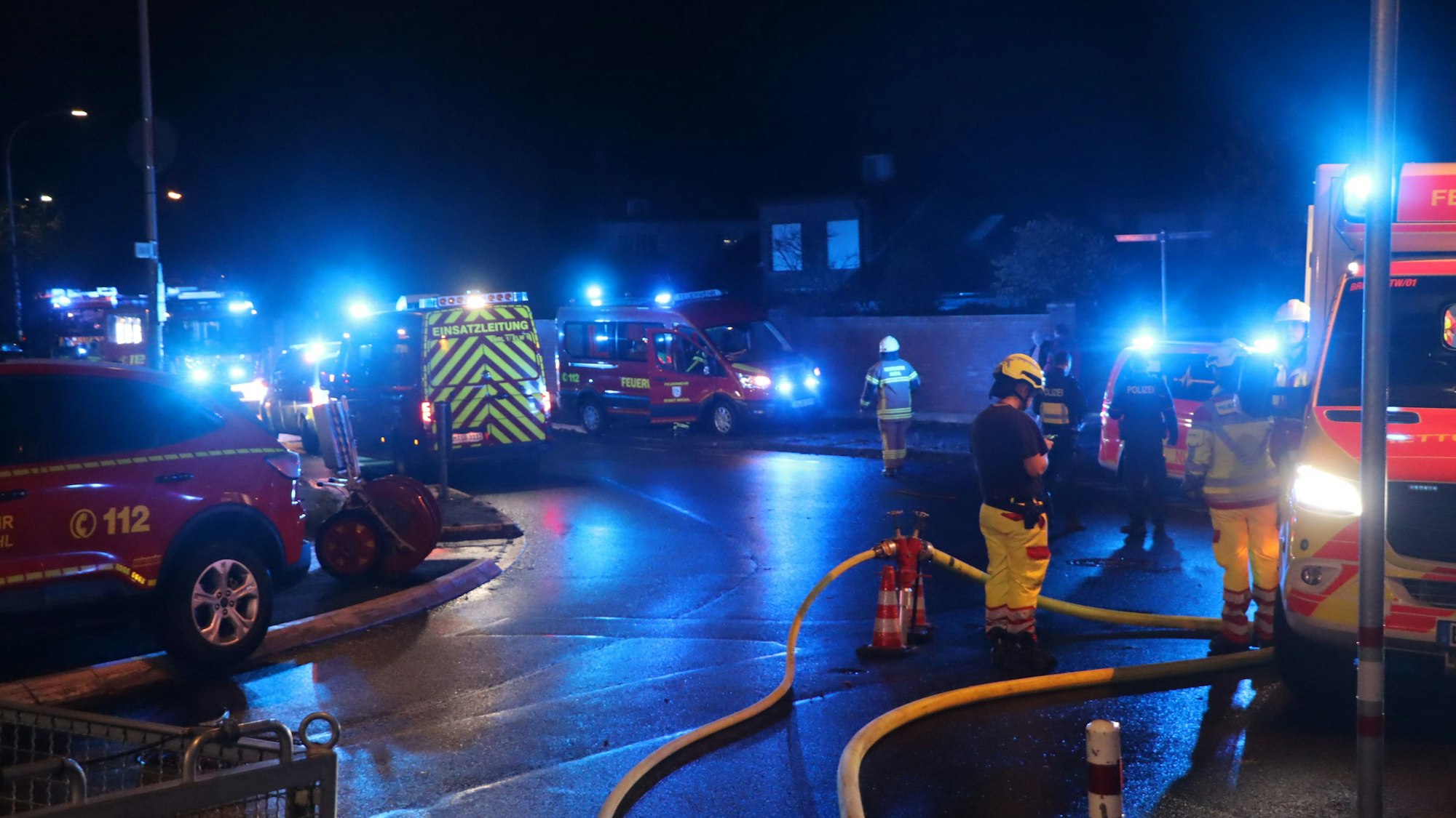 Die Sicht zum Hinterhof – zu den Wohneinheiten, in denen es gebrannt hat – ist von der Feuerwehr durch eine Schutzwand abgesperrt.