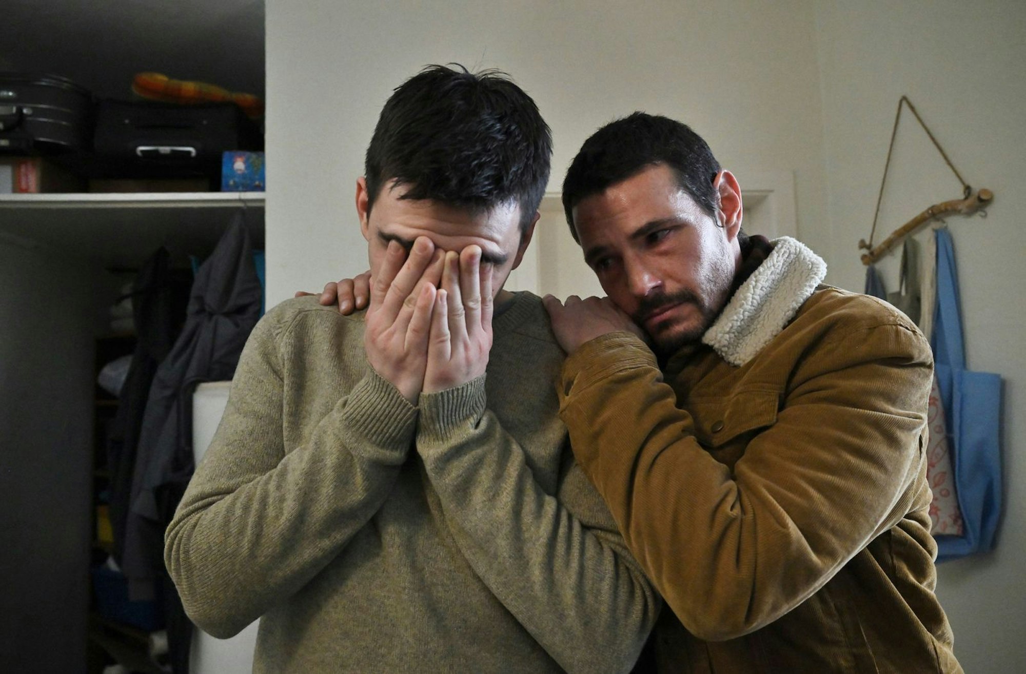 Die Angehörigen des Fahrers, sein Bruder Luis (Henry Morales, links) und Mitbewohner Gabriel (Alberto Wolf), sind am Boden zerstört nach der schrecklichen Nachricht des tödlichen Verkehrsdeliktes.  (Bild: rbb/Schiwago/Hardy Spitz)