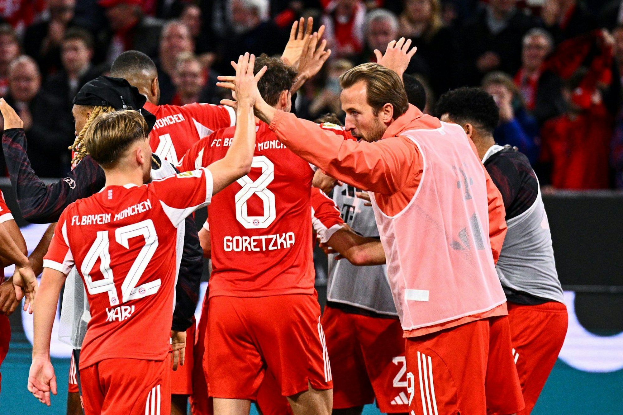 Ein seltenes Bild: Harry Kane im Reservisten-Shirt beim Münchner Torjubel.