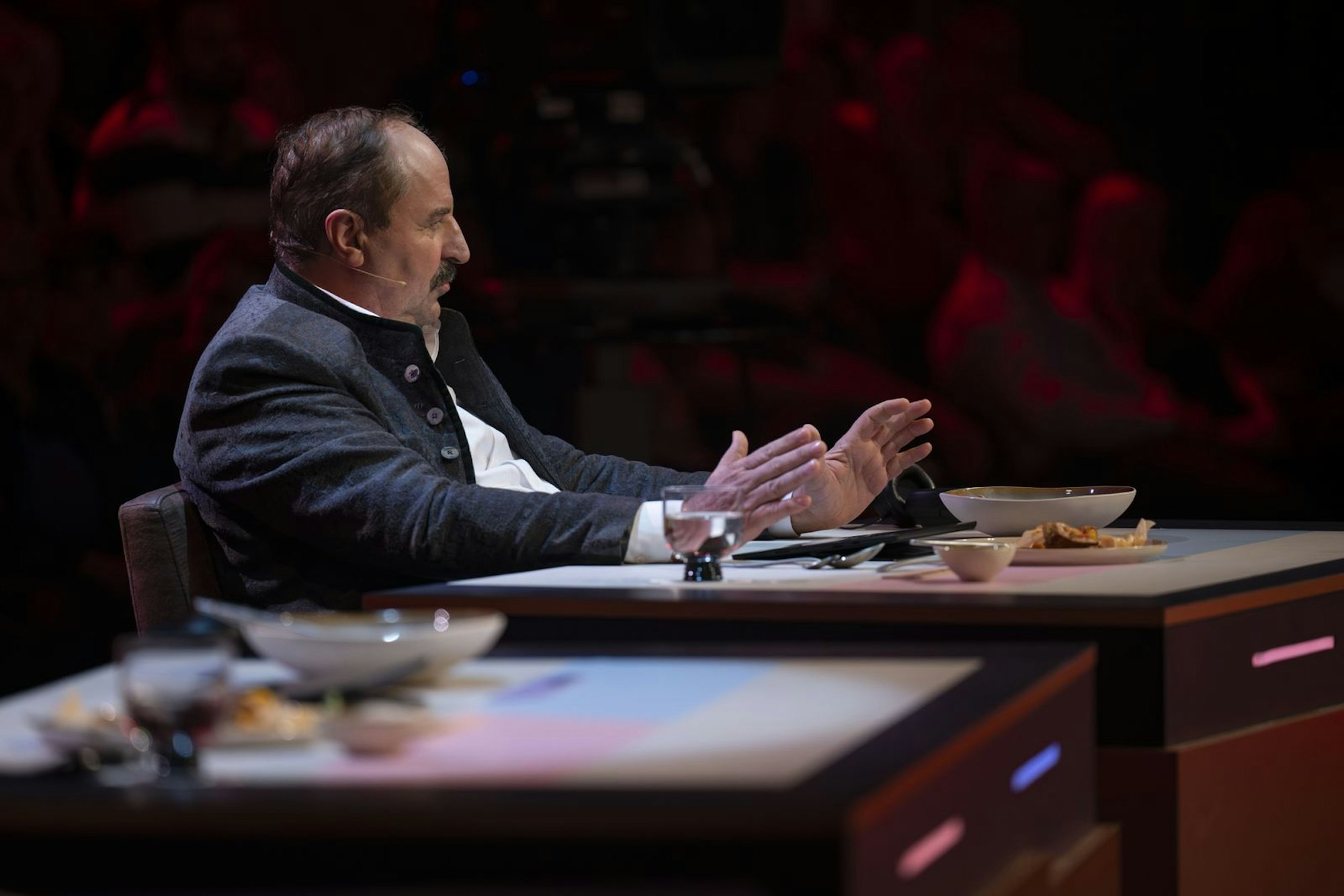 Johann Lafer sagte zum zweiten Kochgang: „Wer Hensslers Teller nicht besser findet, hat seinen Geschmack verloren.“ Das hätten Molcho und Strohe die Ohren klingen müssen - sie hatten Remis gewertet. (Bild: RTL/Markus Hertrich)