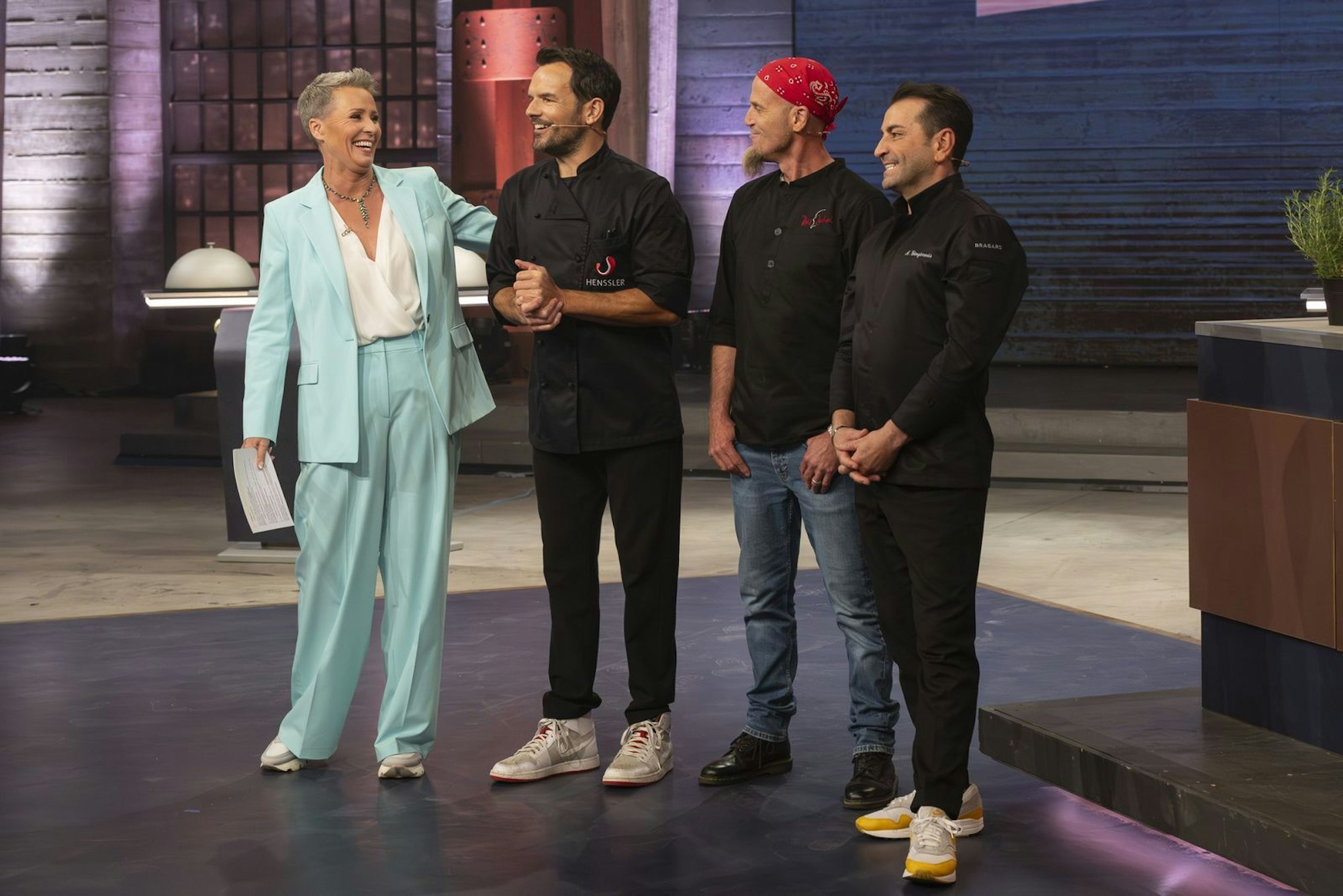 Sonja Zietlow moderiert nicht nur „Hensslers Dreamteam“ (VOX), sondern bekanntlicher Weise auch das RTL-Dschungelcamp. Da könnte ihr jetzt ein ziemlicher Coup gelungen sein. Servieren Steffen Henssler und Frank Rosin demnächst in Australien Bohnen und Reis? (Bild: RTL/Markus Hertrich)