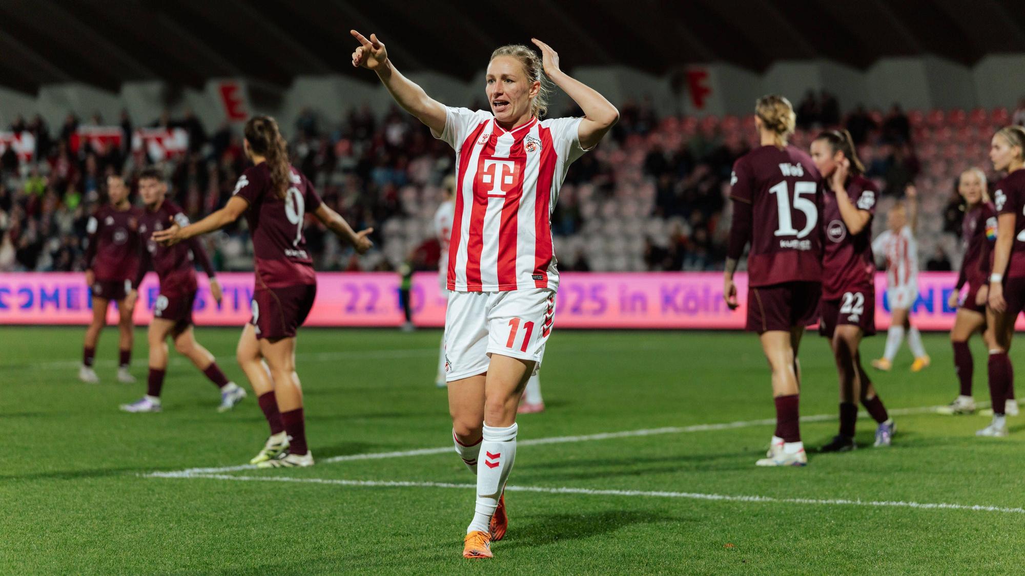 31.10.25, Frauen, Fussball, 1.BL, Saison 2025/2026, 1. FC Köln - 1.FC Nürnberg, 8. Spieltag Pauline Bremer 11 - 1. FC Köln fordert einen Ball Köln Franz-Kremer-Stadion NRW Deutschland *** 31 10 25, Women, Soccer, 1 BL, Season 2025 2026, 1 FC Köln 1 FC Nürnberg, Matchday 8 Pauline Bremer 11 1 FC Köln claims a ball Köln Franz Kremer Stadion NRW Germany