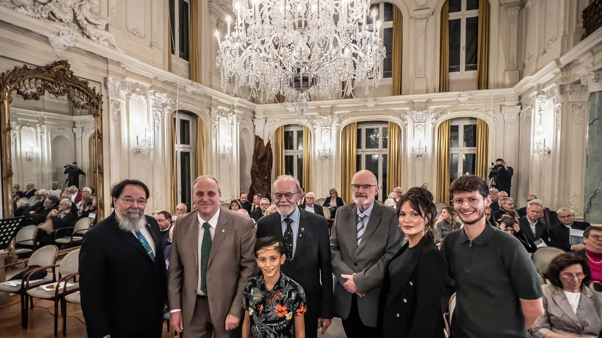 OGV: Zur Feierstundem und Preisverleihung hatte der Opladener Geschichtsverein in den Spiegelsaal ins Schloss Morsbroich eingeladen.  Bild: Ralf Krieger