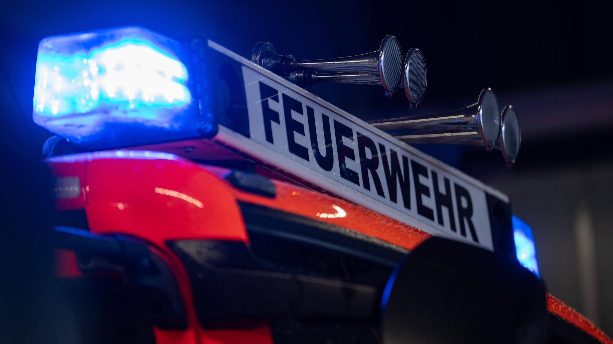 ARCHIV - 12.02.2025, Baden-Württemberg, Stuttgart: Ein Einsatzfahrzeug der Feuerwehr steht mit Blaulicht bei der Feuerwache (gestellte Szene). (zu dpa: «Mann stirbt bei Brand in Wohnung») Foto: Marijan Murat/dpa +++ dpa-Bildfunk +++
