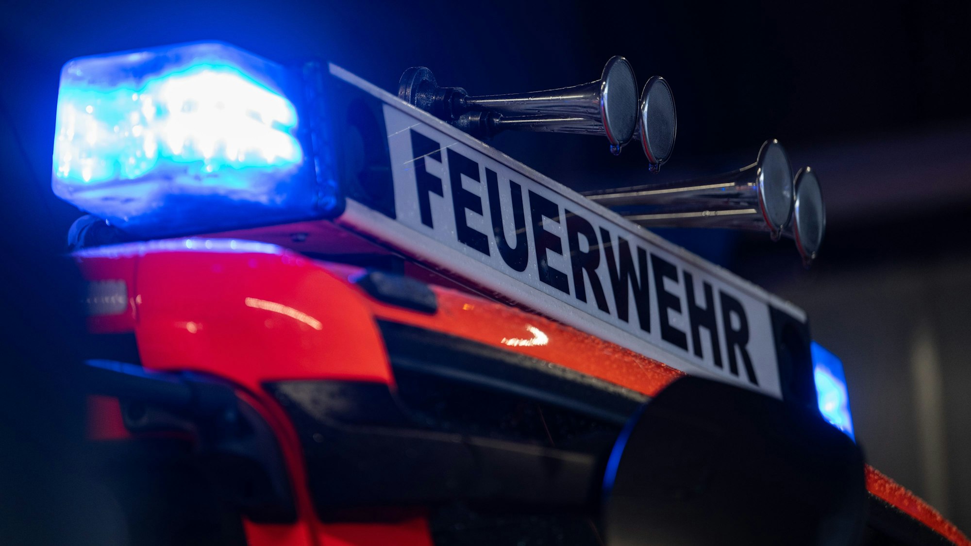 ARCHIV - 12.02.2025, Baden-Württemberg, Stuttgart: Ein Einsatzfahrzeug der Feuerwehr steht mit Blaulicht bei der Feuerwache (gestellte Szene). (zu dpa: «Mann stirbt bei Brand in Wohnung») Foto: Marijan Murat/dpa +++ dpa-Bildfunk +++