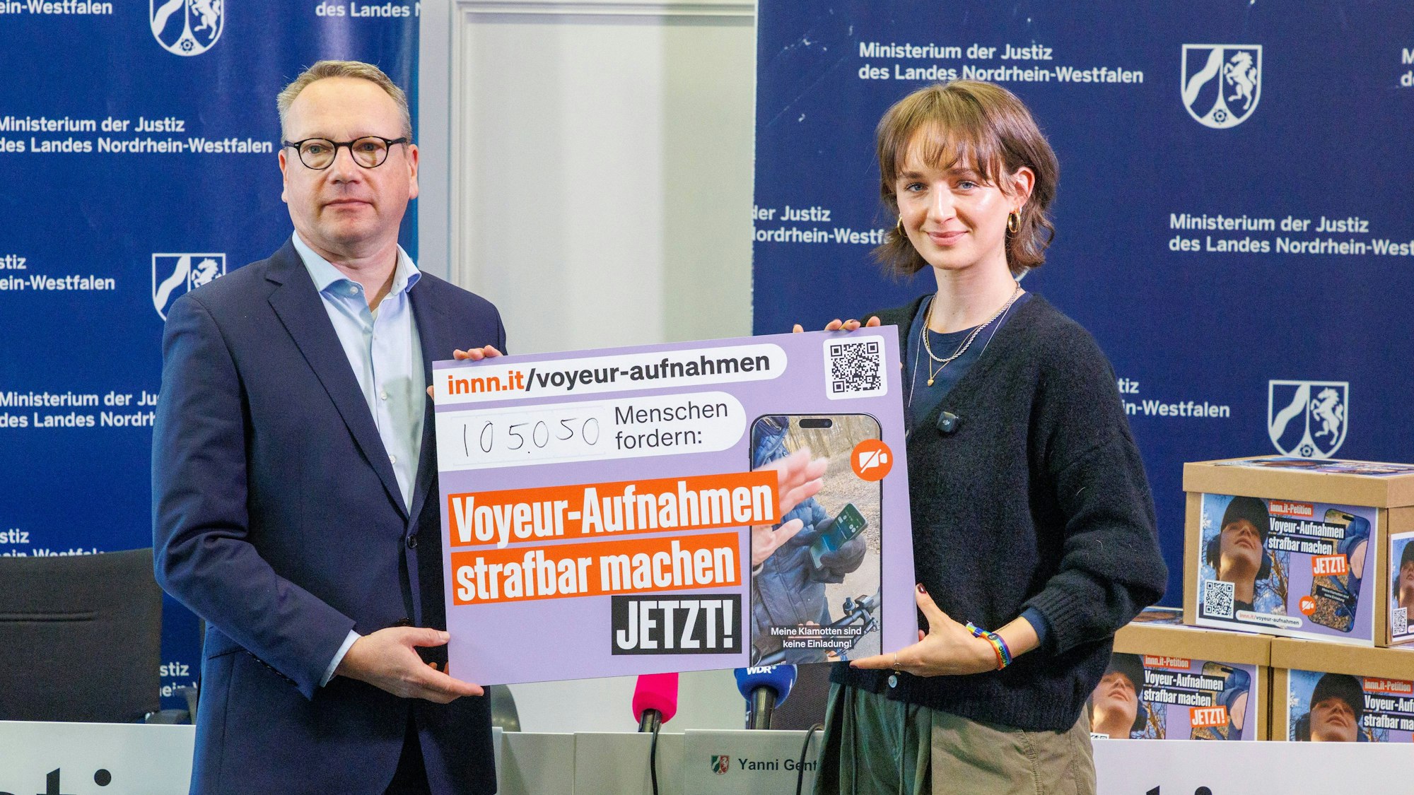NRW-Minister der Justiz Dr. Benjamin Limbach nimmt die Petition Voyeur-Aufnahmen strafbar machen von Yanni Gentsch entgegen.