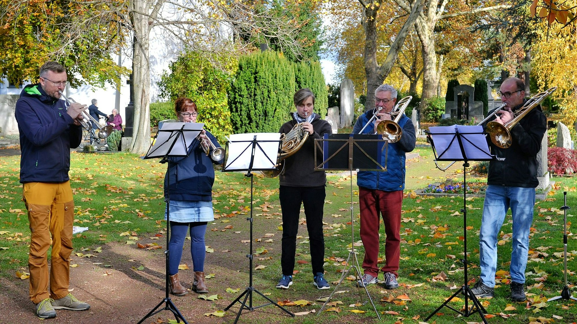 Der Posaunenchor musiziert auf dem Friedhof.