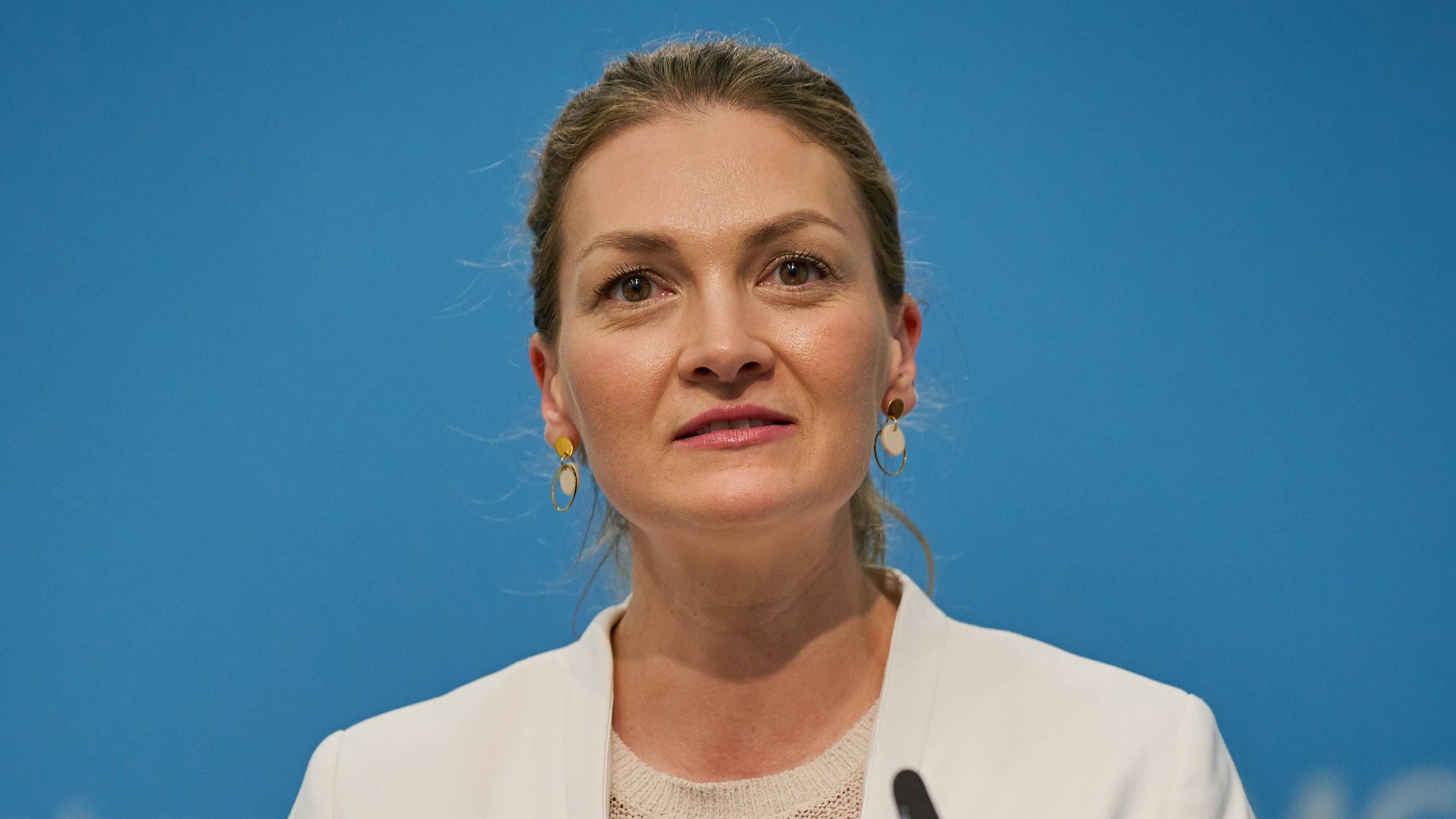 Die bayerische Gesundheitsministerin Judith Gerlach CSU hält einen Krisengipfel für erforderlich (Archivbild)