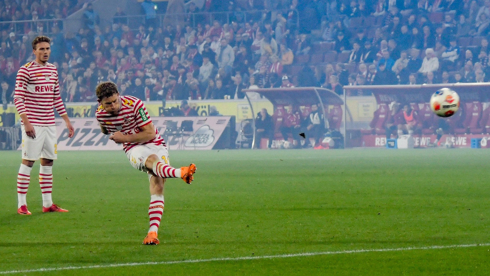 Florian Kainz Koeln 11 erzielt das Tor zum 2:0 02.11.2025 Fussball 1. FC Koeln vs Hamburger SV, Rheinenergiestadion, Koeln, DFB/DFL REGULATIONS PROHIBIT ANY USE OF PHOTOGRAPHS AS IMAGE SEQUENCES AND/OR QUASI-VIDEO *** Florian Kainz Koeln 11 scores the goal for 2 0 02 11 2025 Soccer 1 FC Koeln vs Hamburger SV, Rheinenergiestadion, Koeln, DFB DFL REGULATIONS PROHIBIT ANY USE OF PHOTOGRAPHS AS IMAGE SEQUENCES AND OR QUASI VIDEO Copyright: xpepphotox/xHorstxMauelshagenx pep00321, pep_20251102_hm_187976