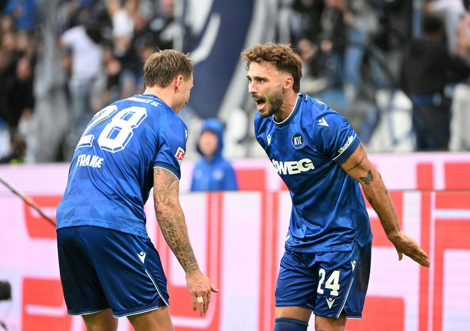 Siegtorschütze Schleusener (r) warnte nach dem Sieg vor Übermut.