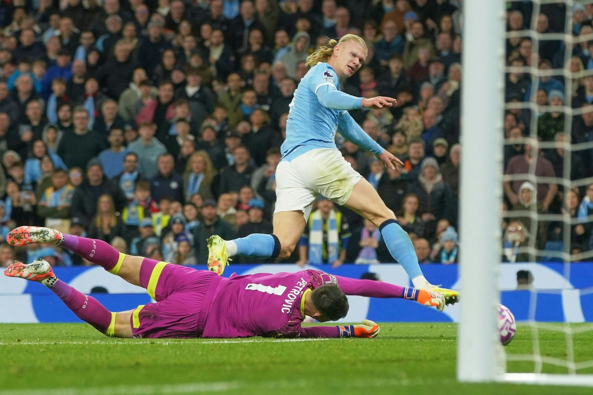 Erling Haaland trifft beim Sieg gegen Bournemouth doppelt.