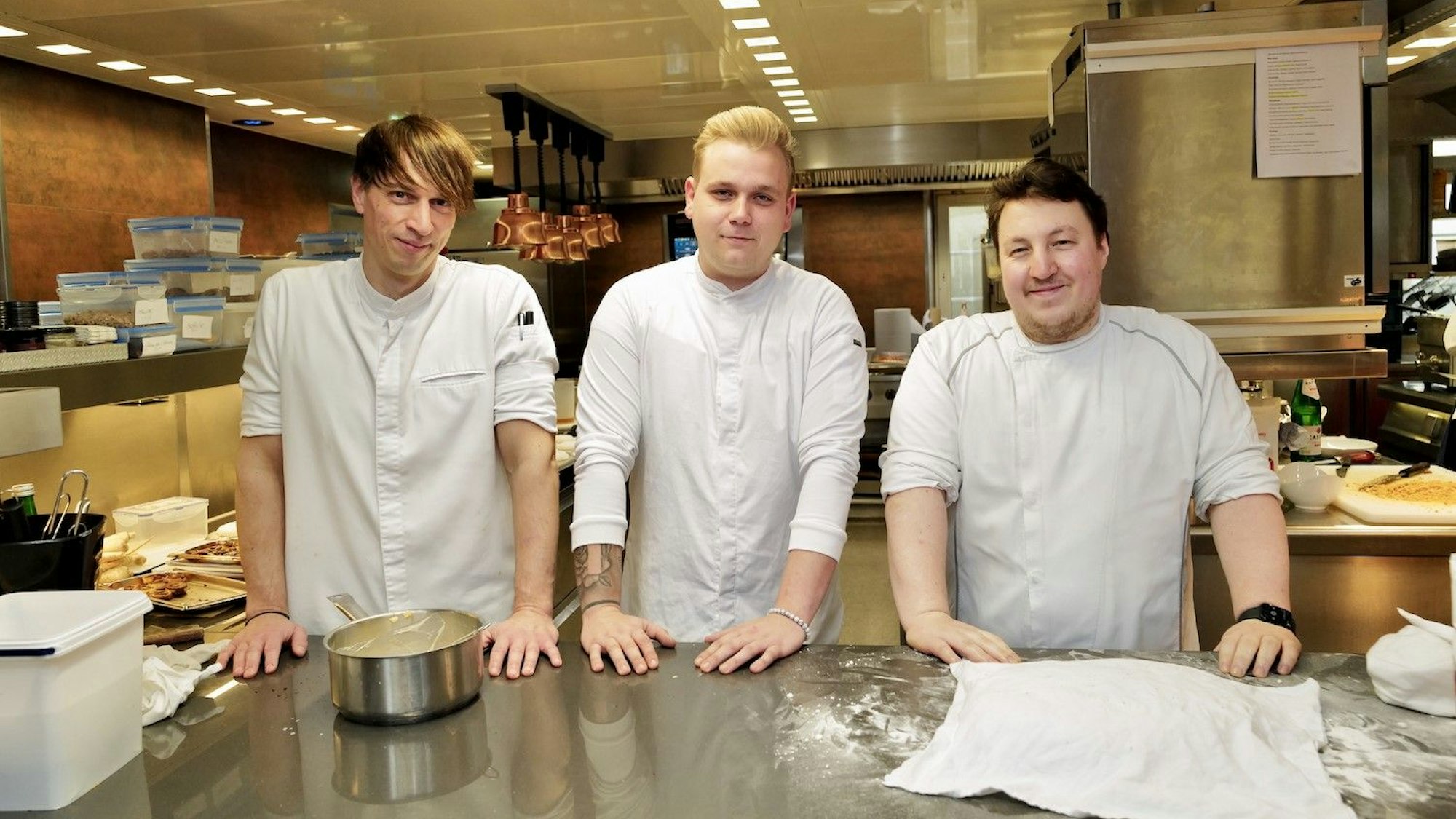 Auch die drei Köche des Clostermanns Hof André Siebertz, André Vey und Daniel Heidkamp (v.l.) schieben die Gänse in den Ofen.
