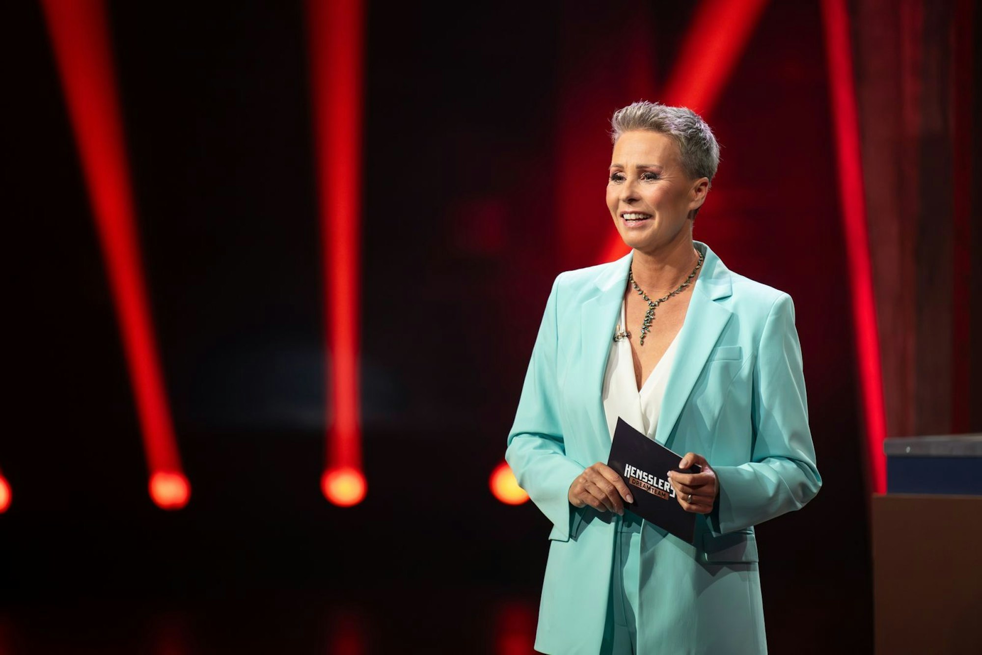 Im finalen Showdown der Teamkapitäne nutzte Sonja Zietlow die Gelegenheit und lud beide ins RTL-Dschungelcamp ein. „Das würde lustig werden.“ (Bild: RTL/Markus Hertrich)