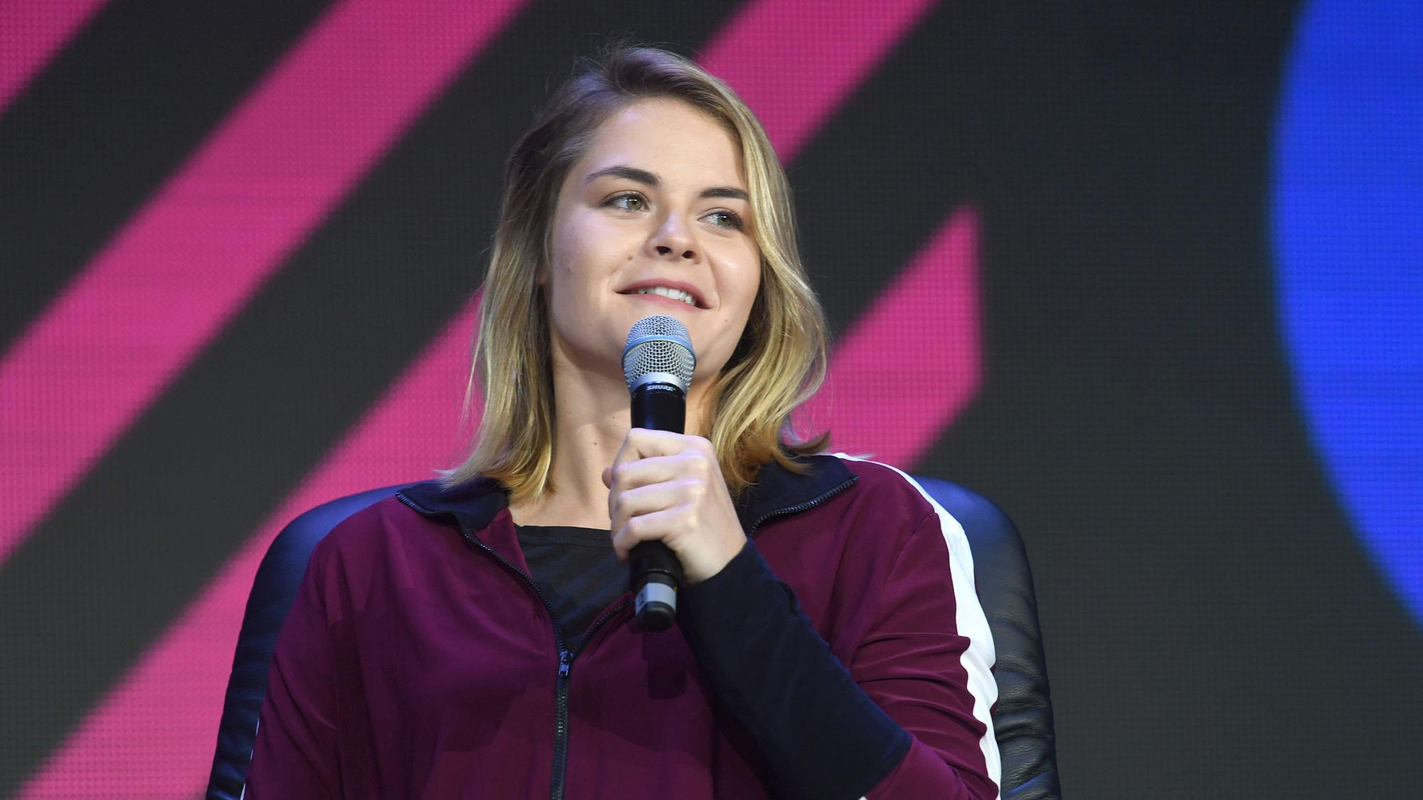 Hazel Brugger ist eines der bekanntesten Gesichter der Comedy-Szene. Sie bestreitet den Auftakt-Abend beim ersten „Cologne Comedy Festival Open-Air“ auf dem Gelände von Schloss Eulenbroich in Rösrath.