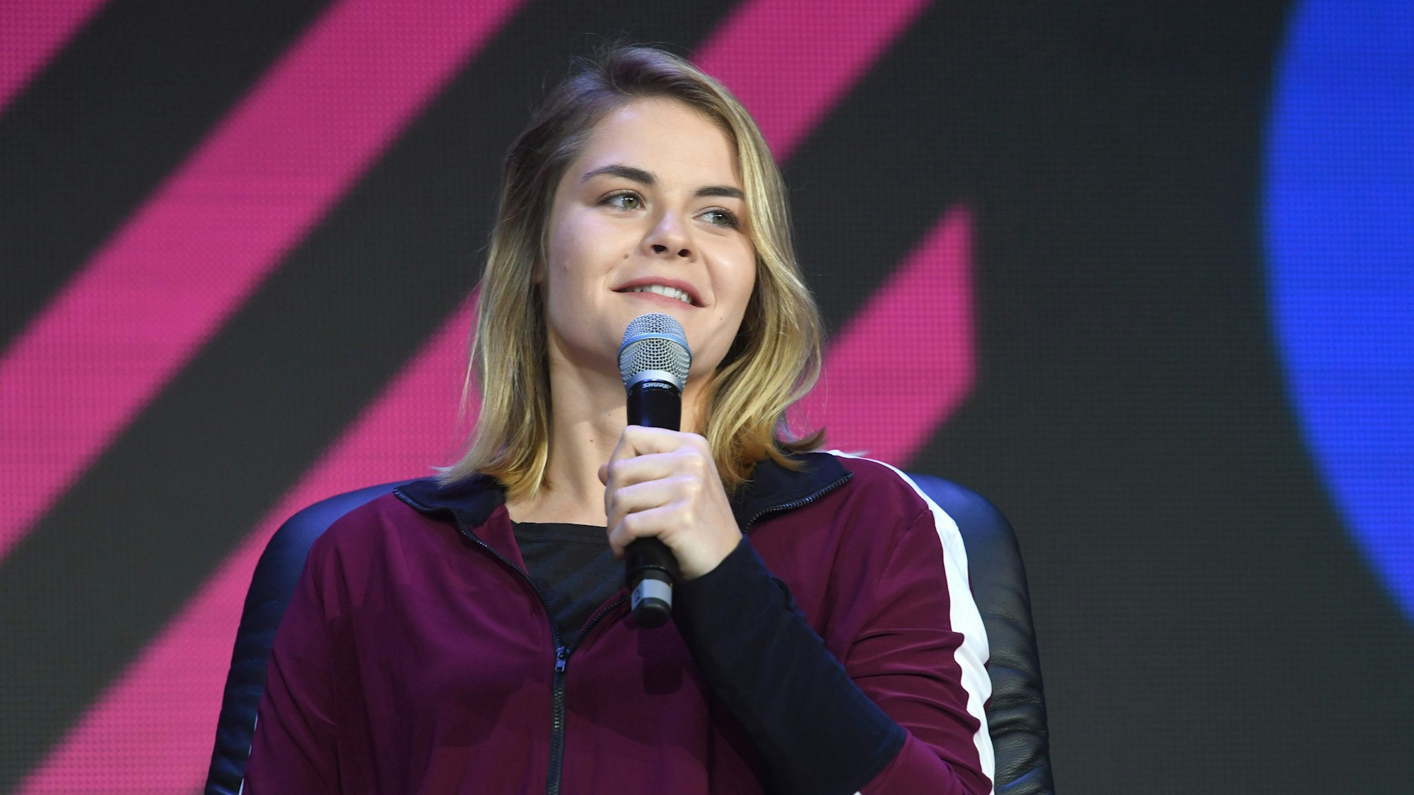 Hazel Brugger ist eines der bekanntesten Gesichter der Comedy-Szene. Sie bestreitet den Auftakt-Abend beim ersten „Cologne Comedy Festival Open-Air“ auf dem Gelände von Schloss Eulenbroich in Rösrath.