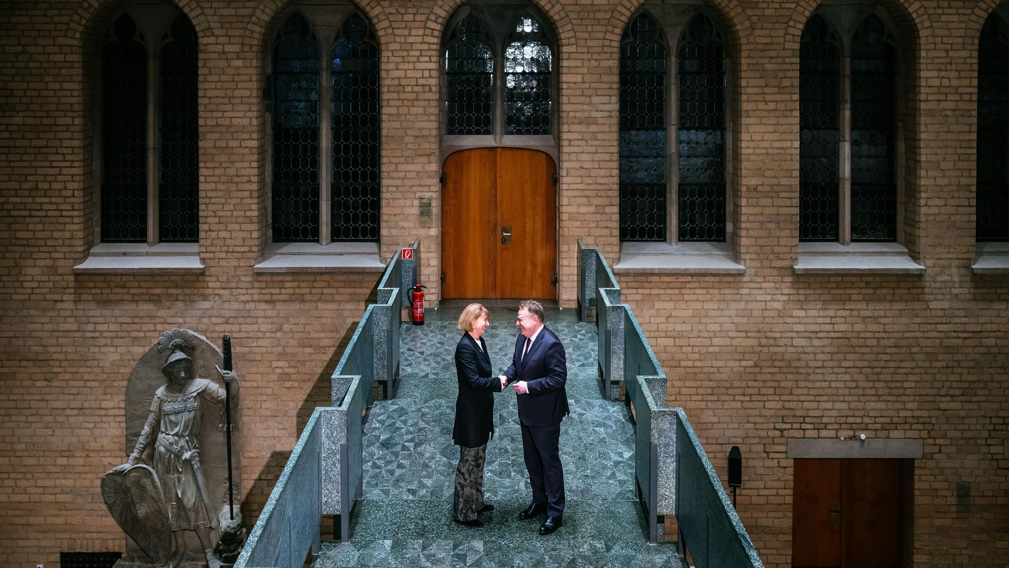 Henriette Reker uebergibt Schluessel an OB Torsten Burmester