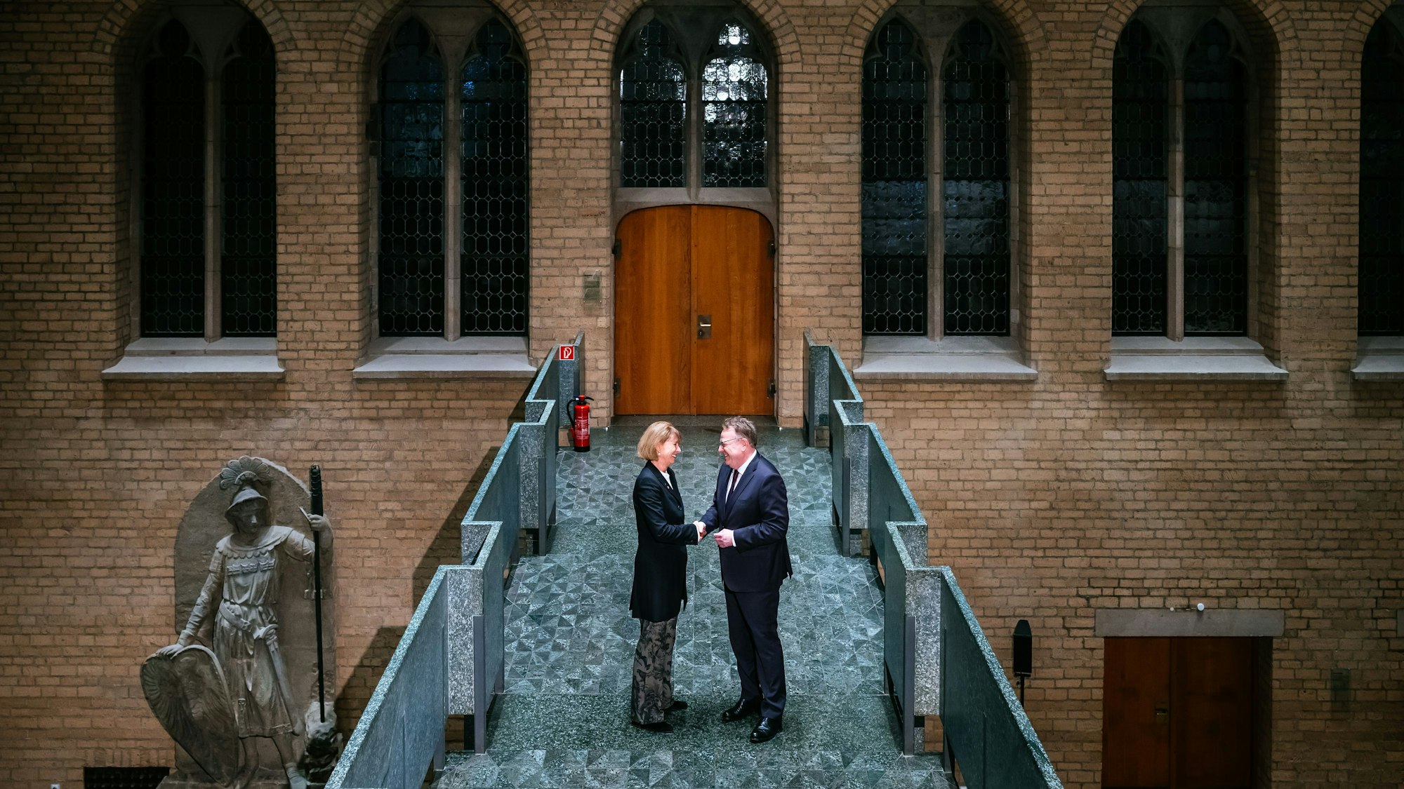 Henriette Reker uebergibt Schluessel an OB Torsten Burmester