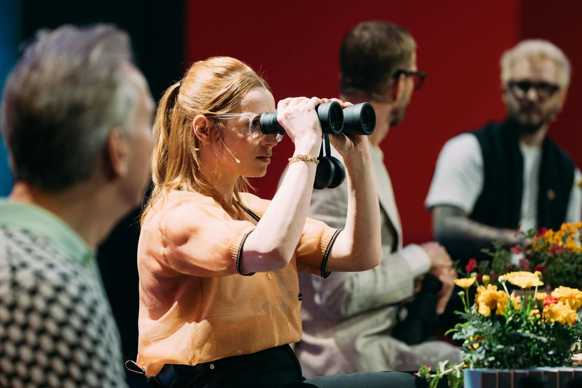 Karoline Herfurth such Perückenträger im Publikum. (Bild: Joyn / Julian Mathieu)