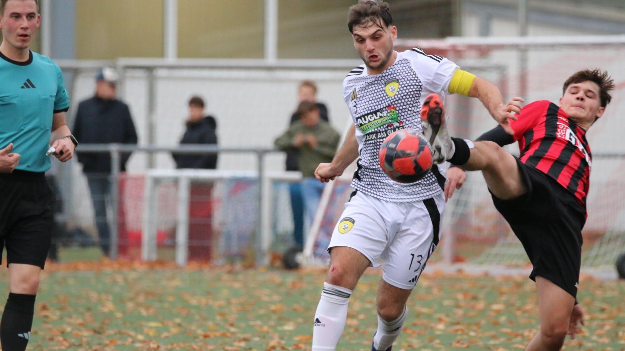 Das Bild zeigt den Spielführer des SC Germania Erftstadt-Lechenich im Duell mit einem Gegenspieler.