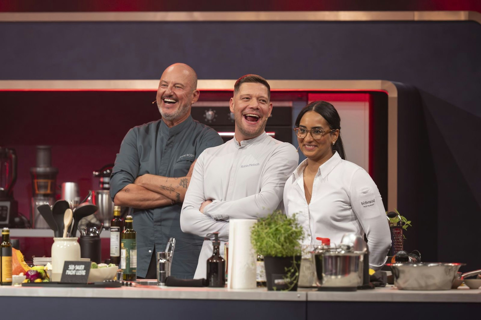 Team Rosin hatte gut lachen: Sie gewinnen den ersten Kochgang erdrutschartig 85:69. Aber Henssler & Co. gewannen das Quiz und erlitten deshalb keinen Zeitverlust fürs Finale. (Bild: RTL/Markus Hertrich)
